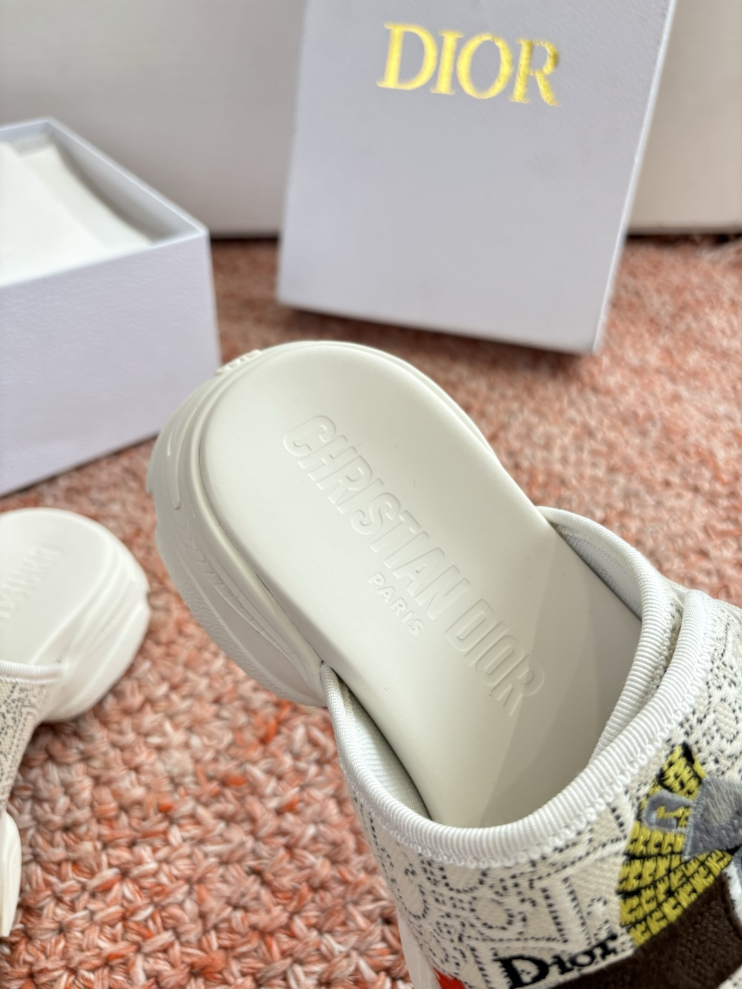 🌾代购级G133𝐃𝐢𝐎𝐑 #迪奥2026早春新款一眼就想要的一字带拖鞋凉鞋简单大方‘低调奢华！配上醒目的