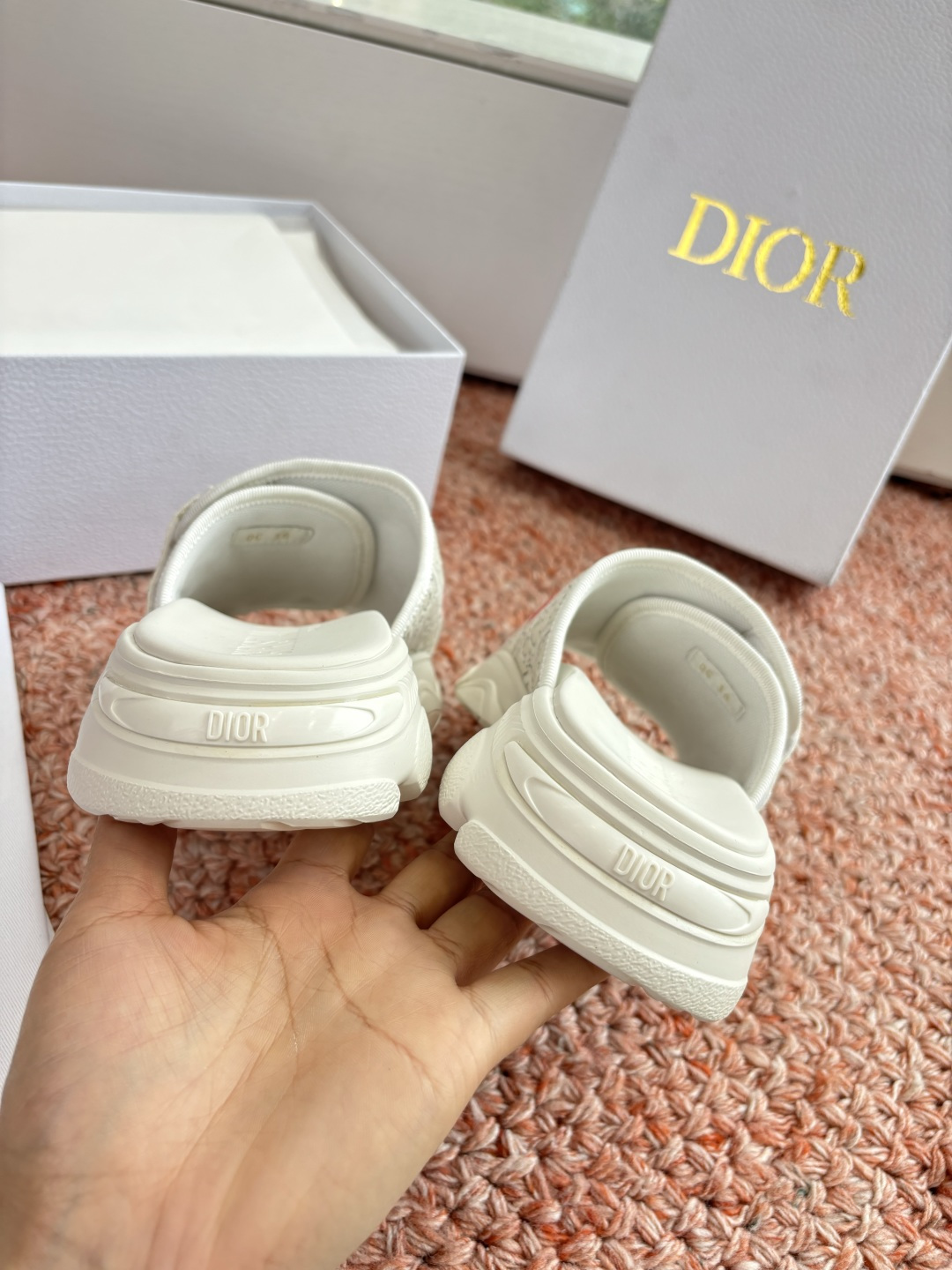 🌾代购级G133𝐃𝐢𝐎𝐑 #迪奥2026早春新款一眼就想要的一字带拖鞋凉鞋简单大方‘低调奢华！配上醒目的