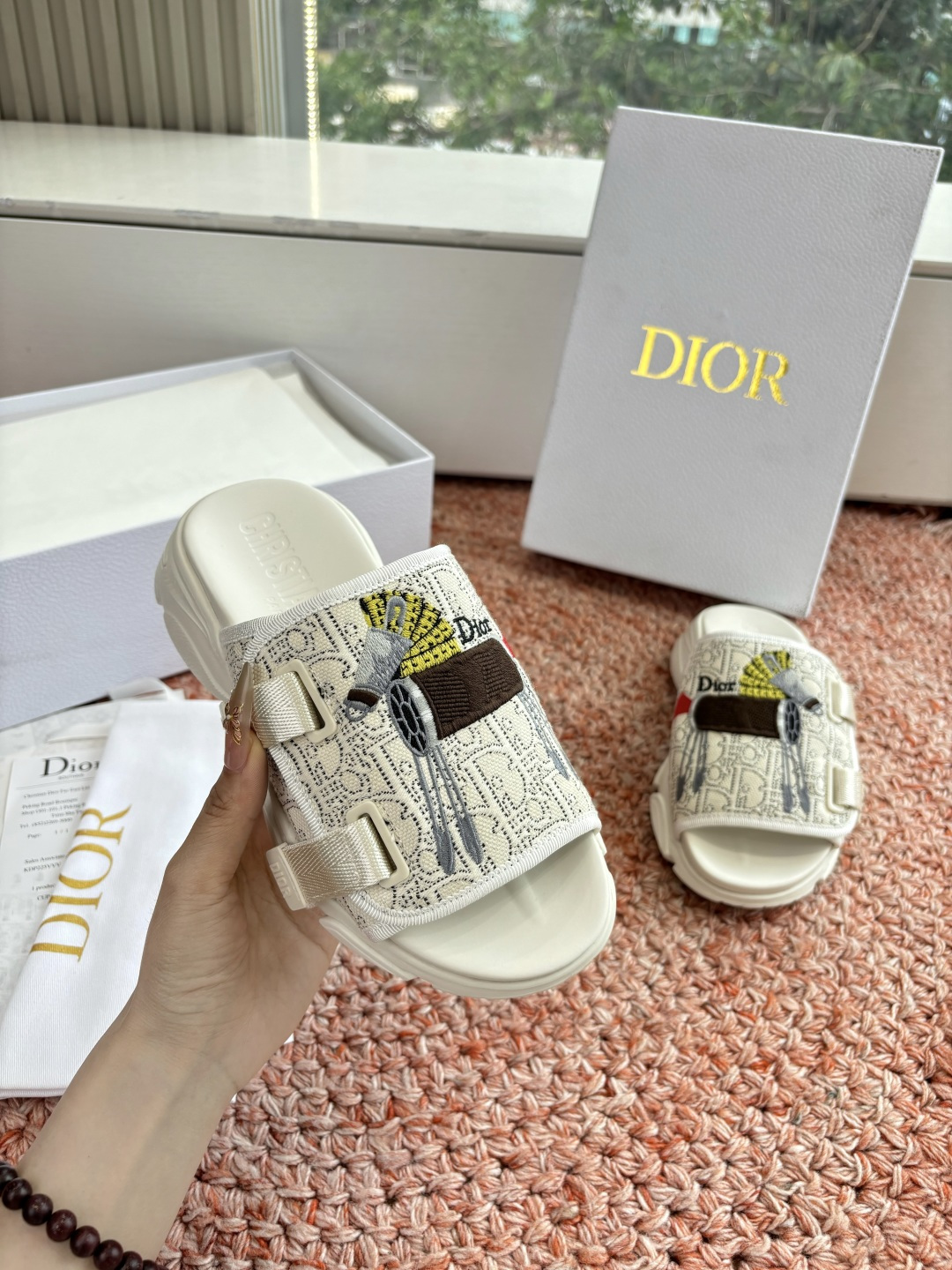 🌾代购级G133𝐃𝐢𝐎𝐑 #迪奥2026早春新款一眼就想要的一字带拖鞋凉鞋简单大方‘低调奢华！配上醒目的