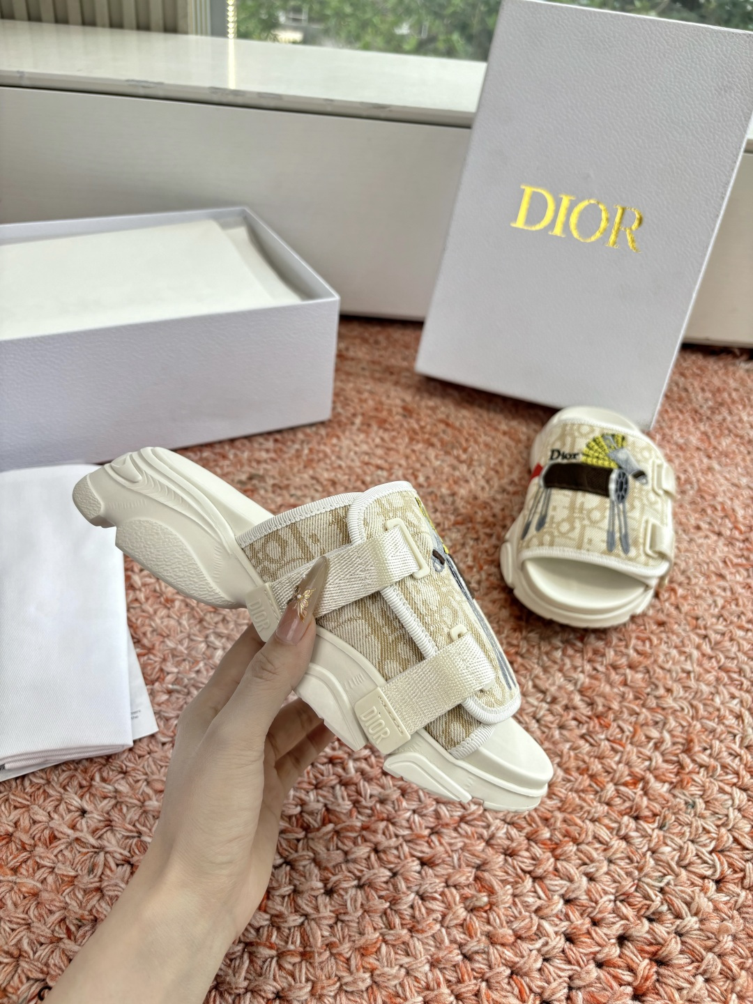 🌾代购级G133𝐃𝐢𝐎𝐑 #迪奥2026早春新款一眼就想要的一字带拖鞋凉鞋简单大方‘低调奢华！配上醒目的