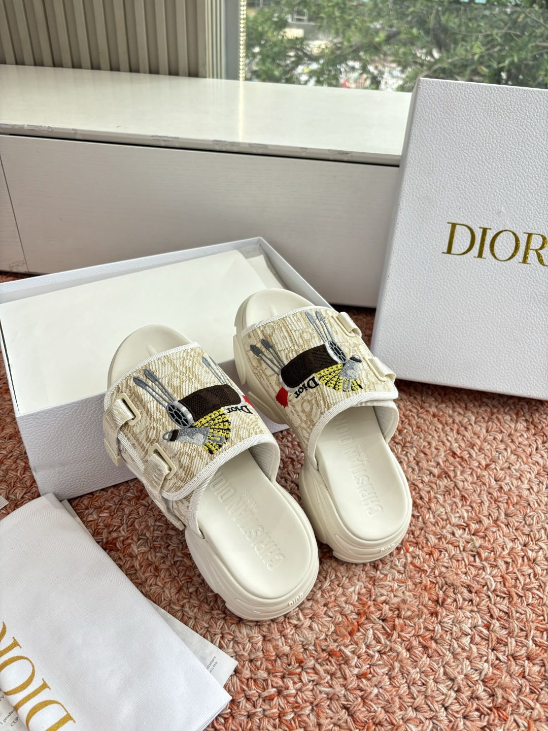 🌾代购级G133𝐃𝐢𝐎𝐑 #迪奥2026早春新款一眼就想要的一字带拖鞋凉鞋简单大方‘低调奢华！配上醒目的