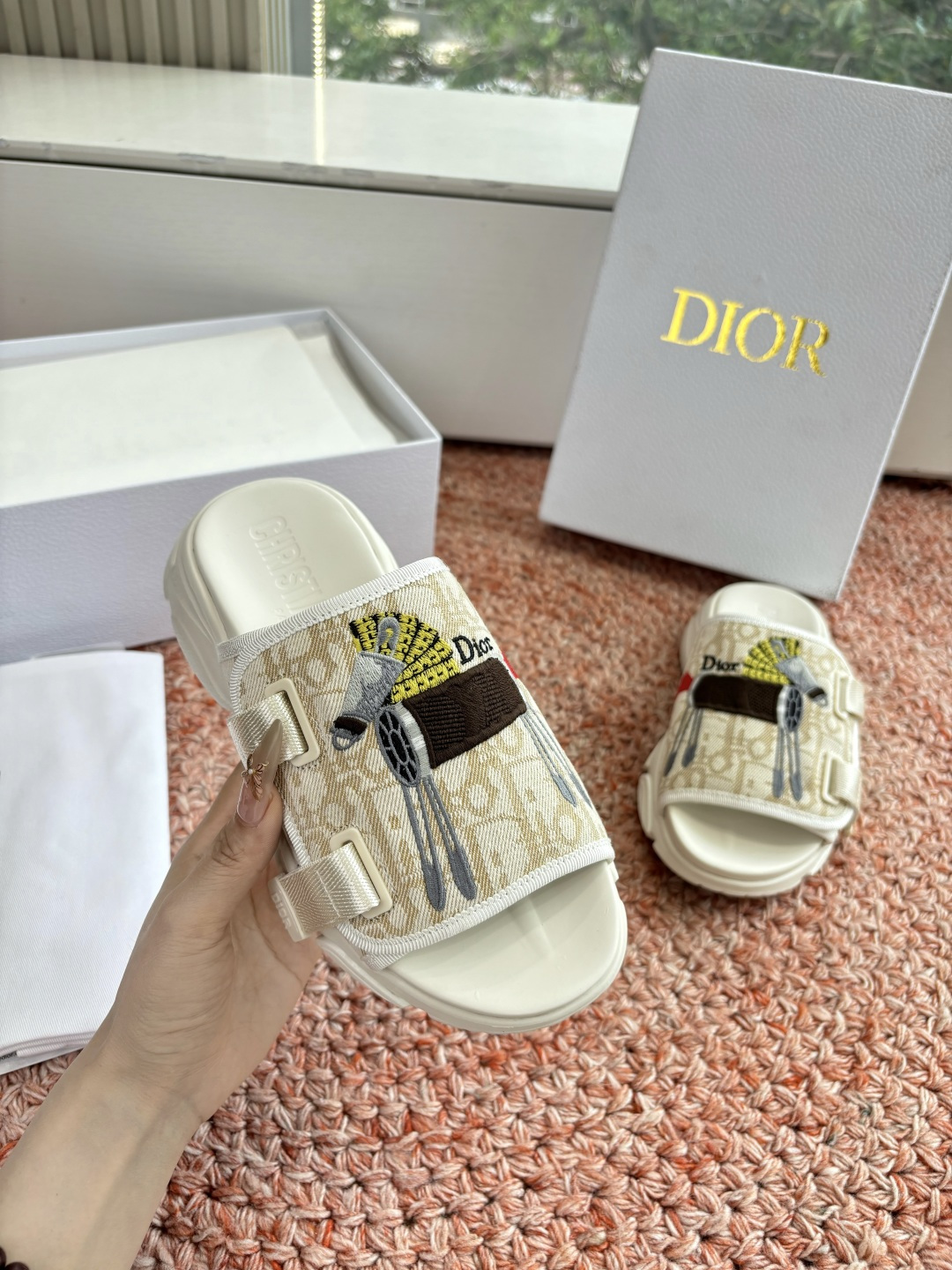 🌾代购级G133𝐃𝐢𝐎𝐑 #迪奥2026早春新款一眼就想要的一字带拖鞋凉鞋简单大方‘低调奢华！配上醒目的