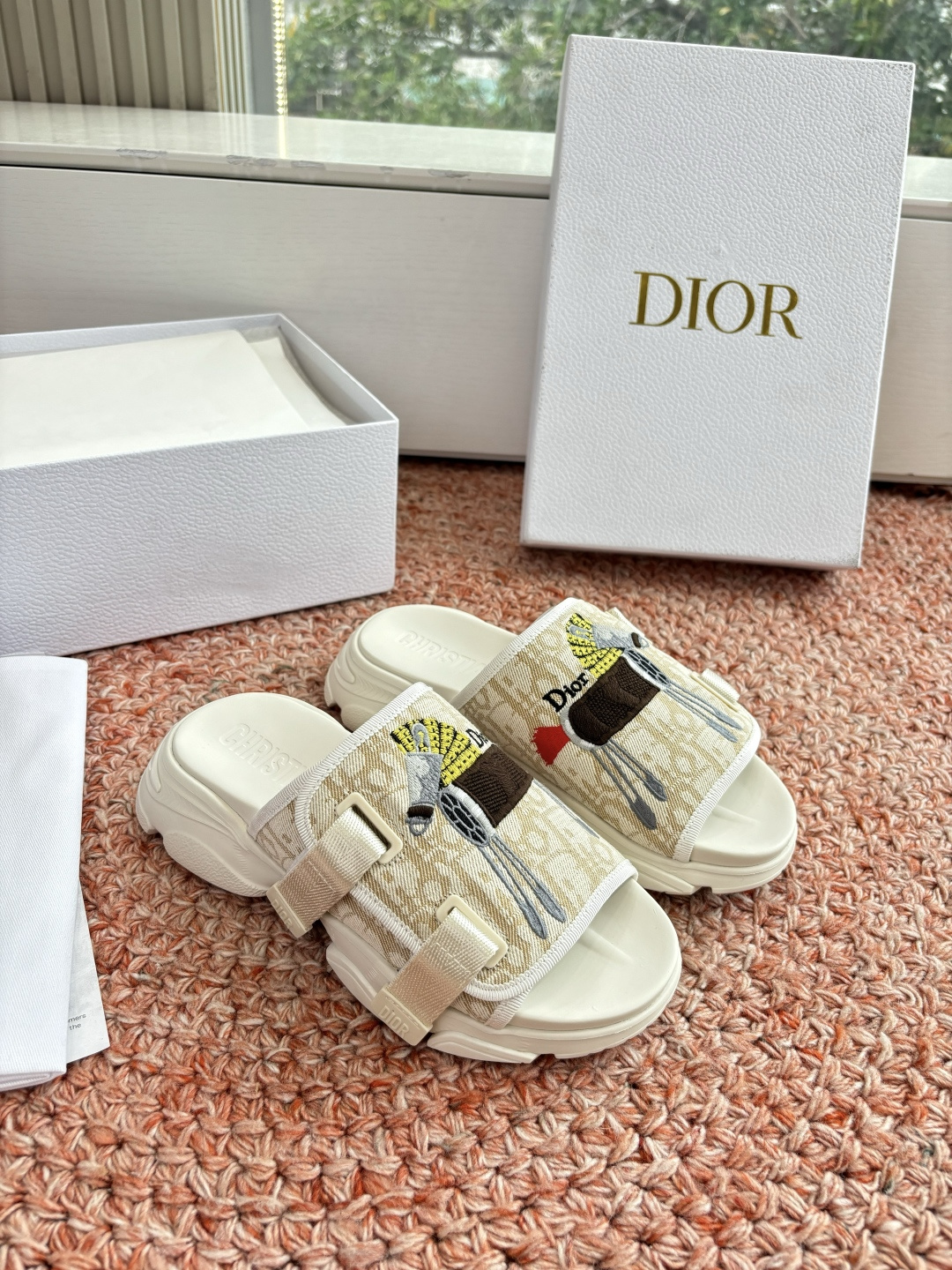🌾代购级G133𝐃𝐢𝐎𝐑 #迪奥2026早春新款一眼就想要的一字带拖鞋凉鞋简单大方‘低调奢华！配上醒目的