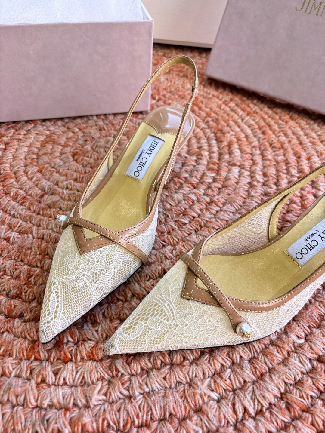 🌾G887所见即所得JimmyCho*吉米周早春爆品 顶版 尖头中空蕾丝高跟鞋 这也太仙了叭，像艺术品一