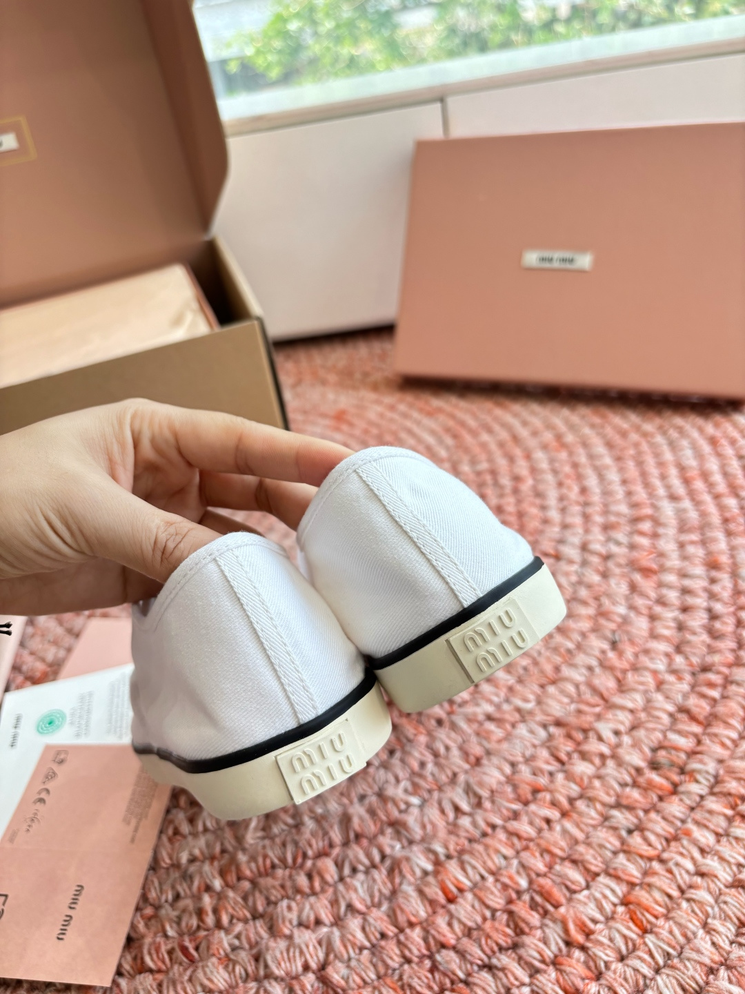 🌾G086miumiu缪缪 26ss 早春新款水钻刺绣帆布鞋把春日碎花踩在脚下，这双水钻刺绣帆布鞋太懂少