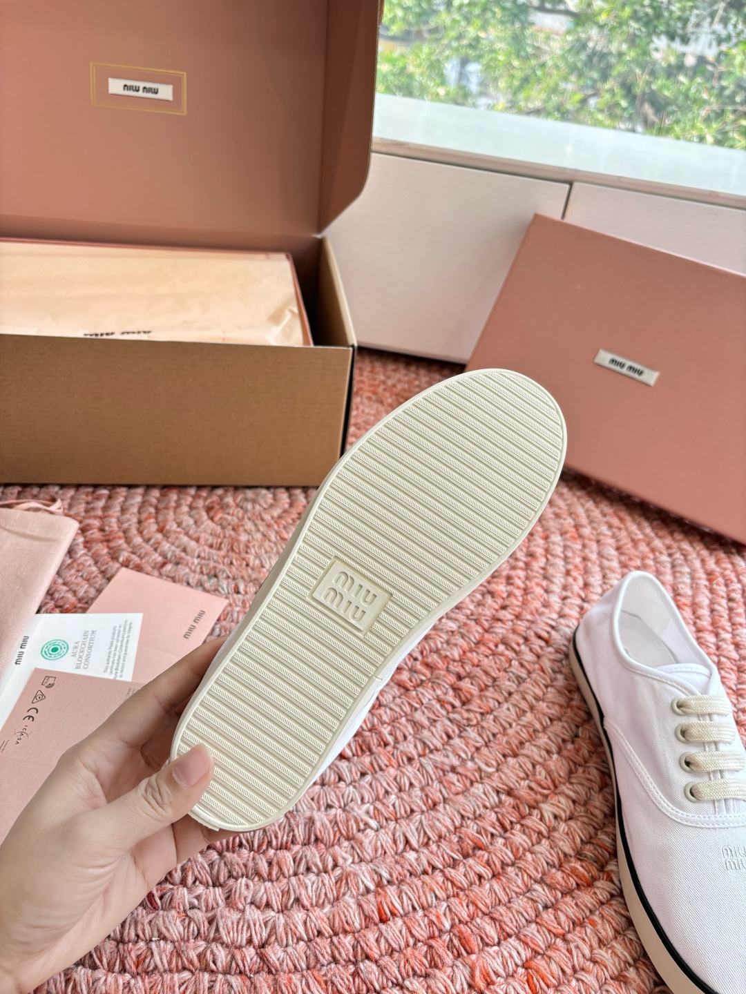 🌾G086miumiu缪缪 26ss 早春新款水钻刺绣帆布鞋把春日碎花踩在脚下，这双水钻刺绣帆布鞋太懂少