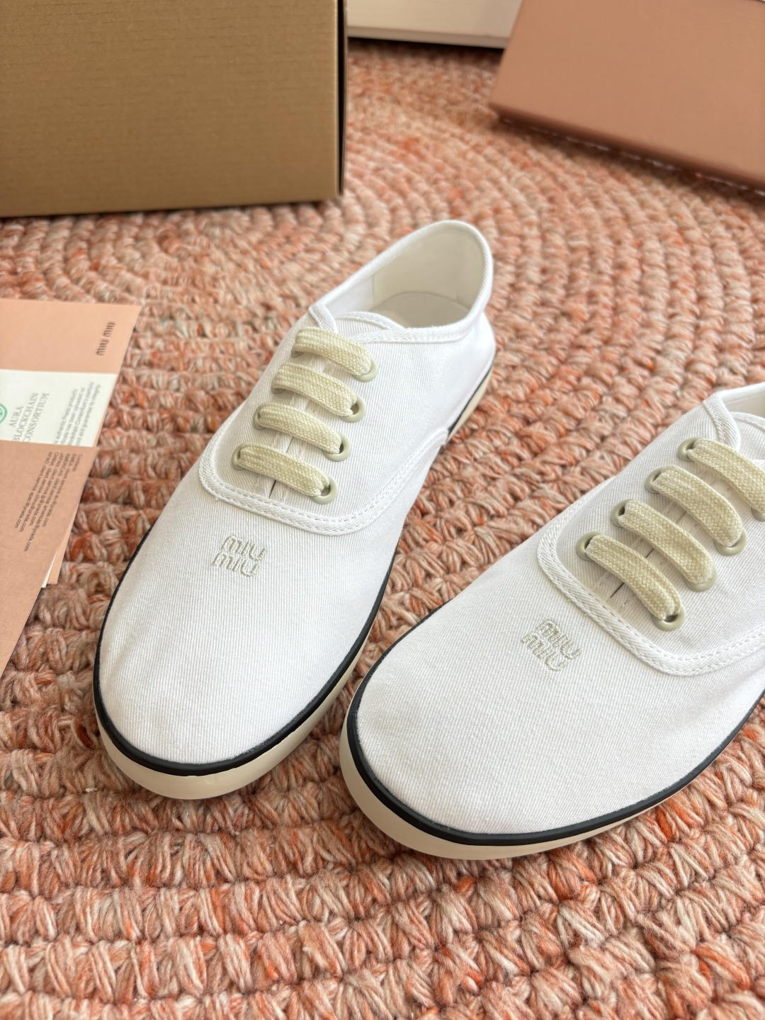 🌾G086miumiu缪缪 26ss 早春新款水钻刺绣帆布鞋把春日碎花踩在脚下，这双水钻刺绣帆布鞋太懂少