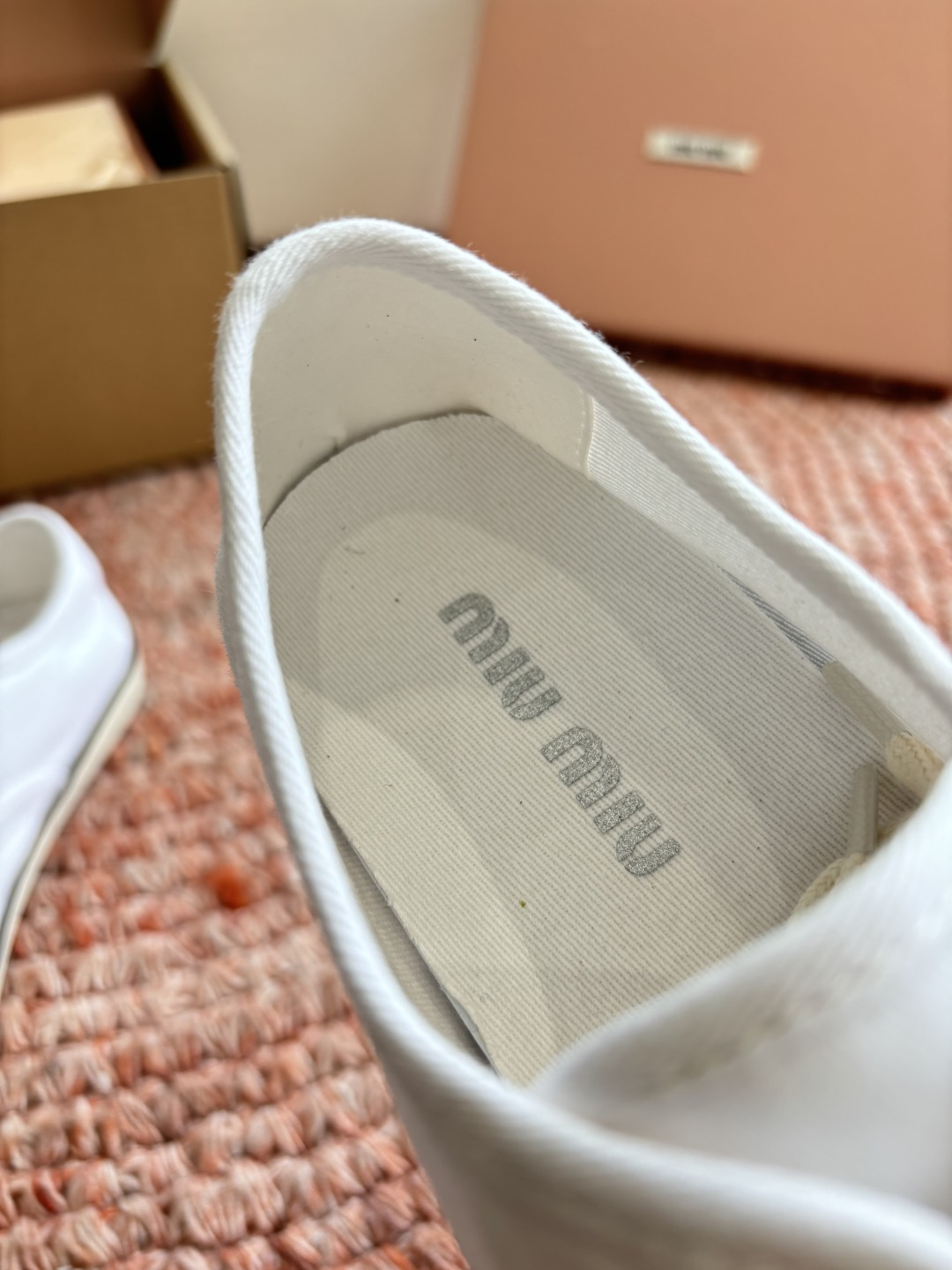 🌾G086miumiu缪缪 26ss 早春新款水钻刺绣帆布鞋把春日碎花踩在脚下，这双水钻刺绣帆布鞋太懂少