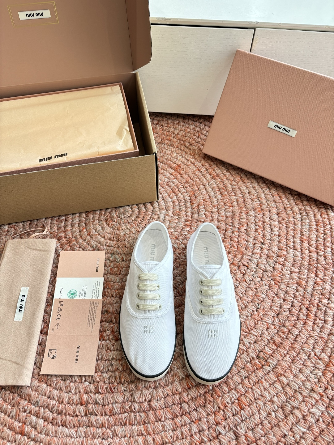 🌾G086miumiu缪缪 26ss 早春新款水钻刺绣帆布鞋把春日碎花踩在脚下，这双水钻刺绣帆布鞋太懂少