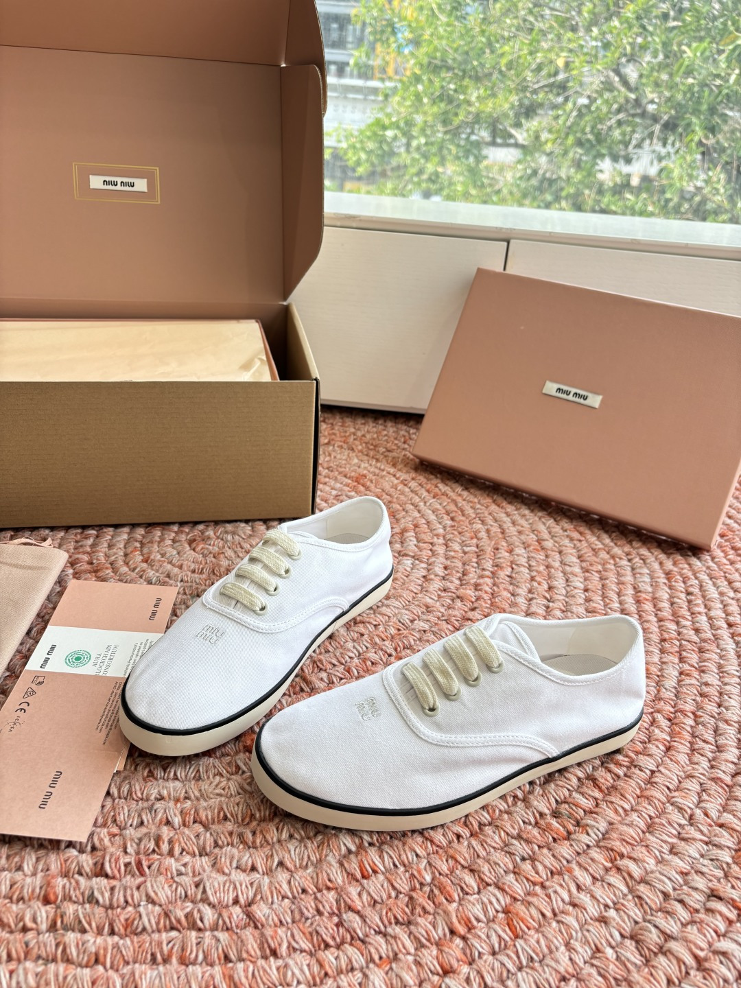 🌾G086miumiu缪缪 26ss 早春新款水钻刺绣帆布鞋把春日碎花踩在脚下，这双水钻刺绣帆布鞋太懂少