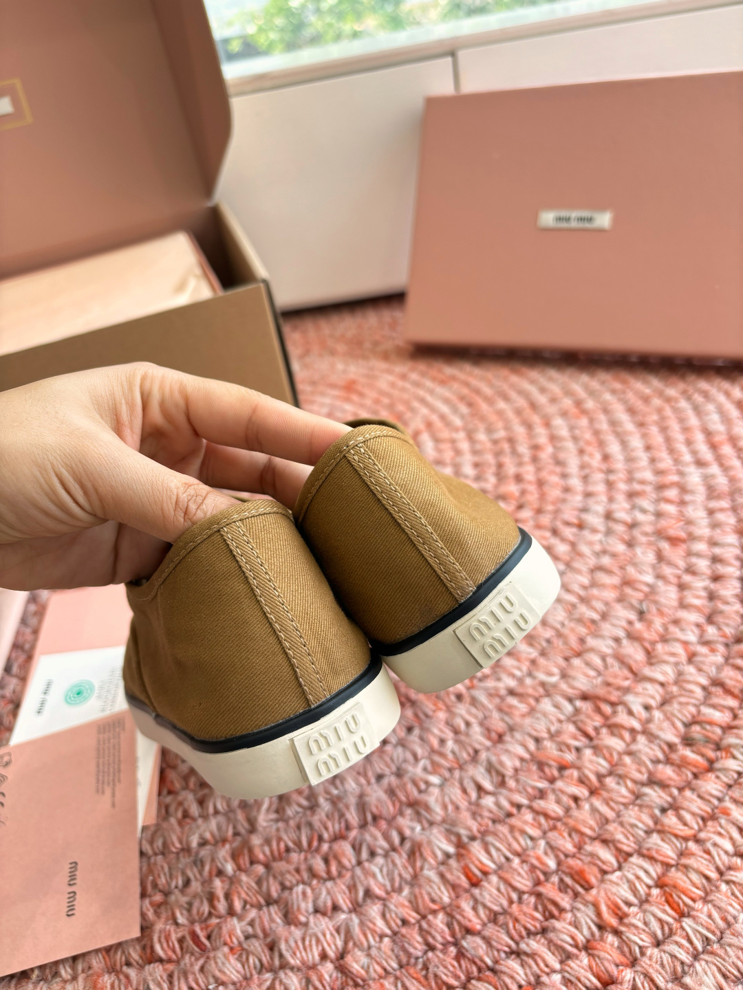 🌾G879miumiu缪缪 26ss 早春新款水钻刺绣帆布鞋把春日碎花踩在脚下，这双水钻刺绣帆布鞋太懂少