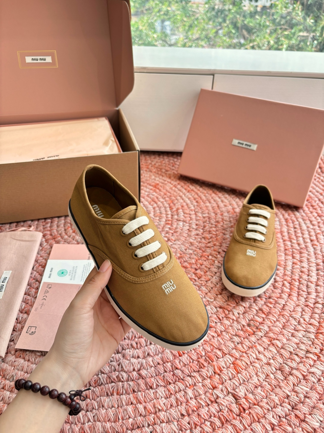 🌾G879miumiu缪缪 26ss 早春新款水钻刺绣帆布鞋把春日碎花踩在脚下，这双水钻刺绣帆布鞋太懂少