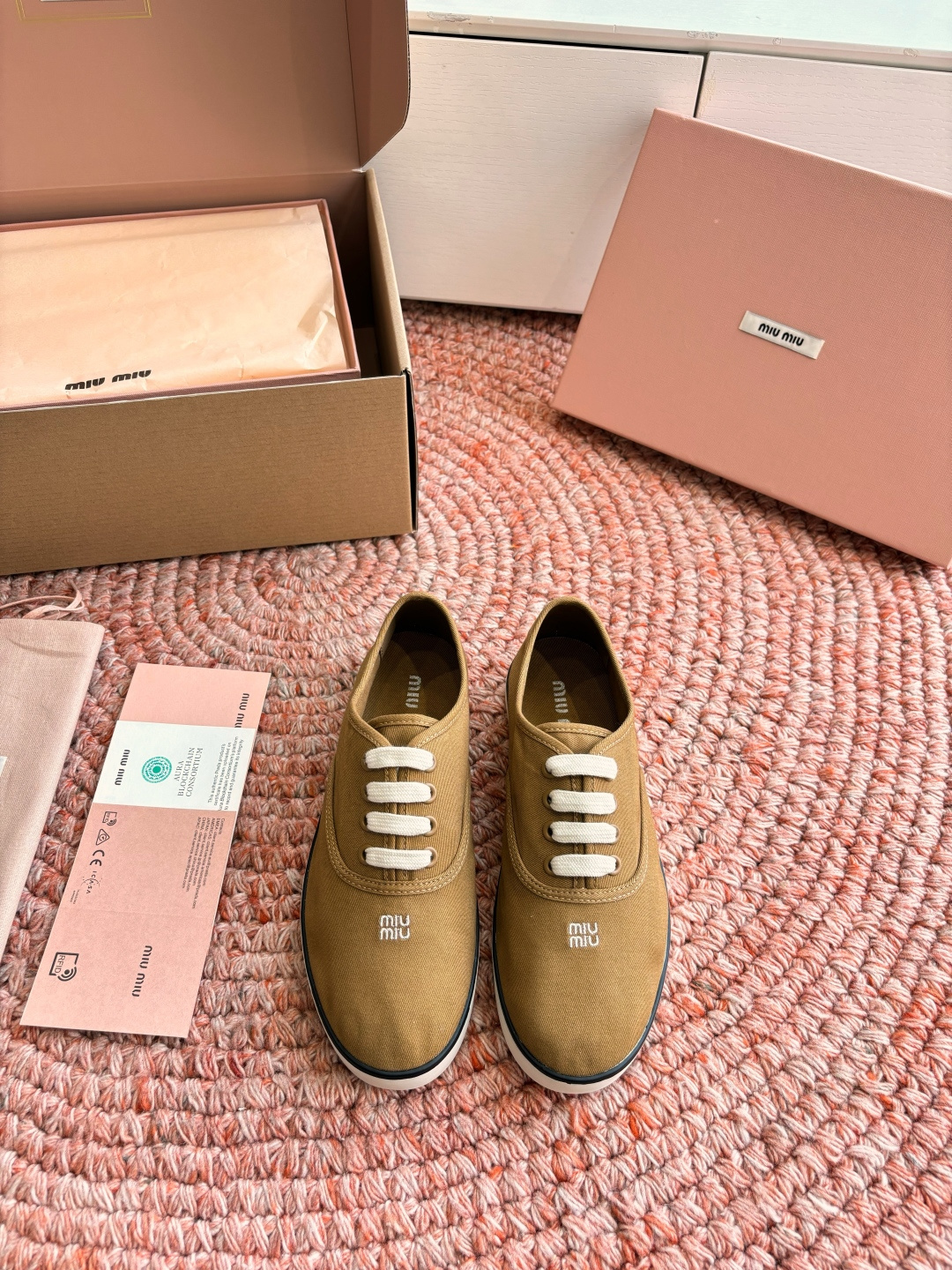 🌾G879miumiu缪缪 26ss 早春新款水钻刺绣帆布鞋把春日碎花踩在脚下，这双水钻刺绣帆布鞋太懂少