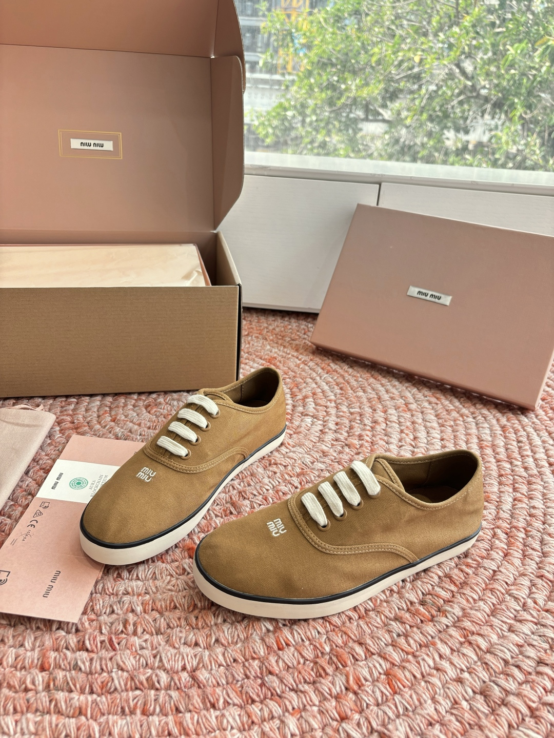 🌾G879miumiu缪缪 26ss 早春新款水钻刺绣帆布鞋把春日碎花踩在脚下，这双水钻刺绣帆布鞋太懂少