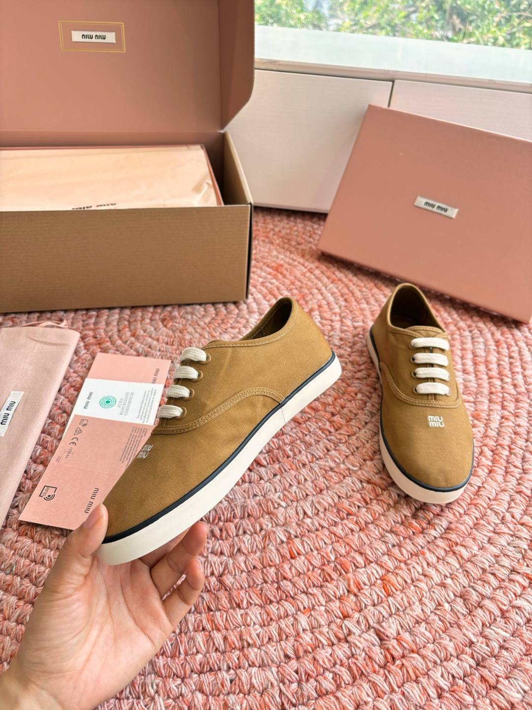 🌾G879miumiu缪缪 26ss 早春新款水钻刺绣帆布鞋把春日碎花踩在脚下，这双水钻刺绣帆布鞋太懂少