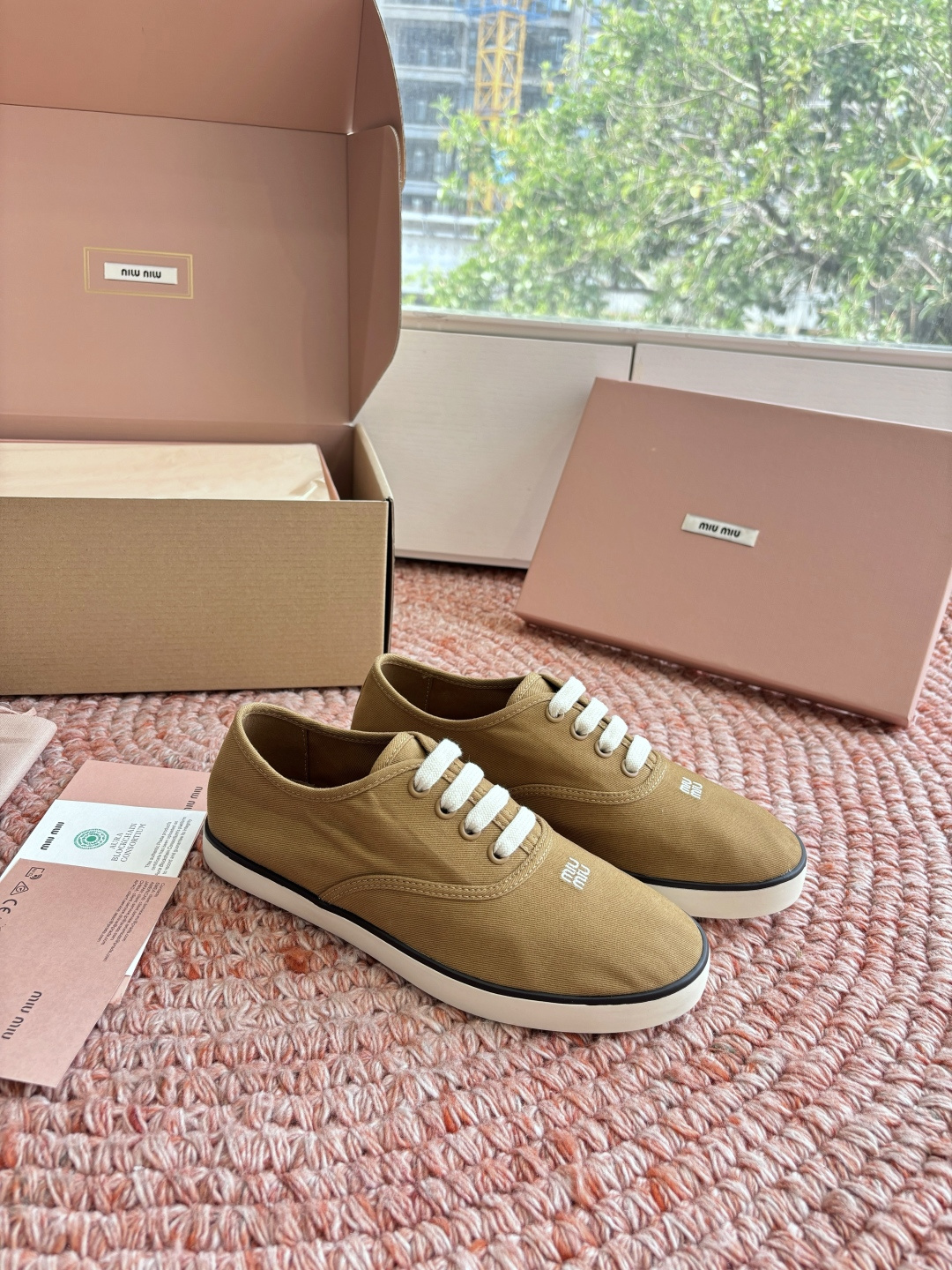 🌾G879miumiu缪缪 26ss 早春新款水钻刺绣帆布鞋把春日碎花踩在脚下，这双水钻刺绣帆布鞋太懂少