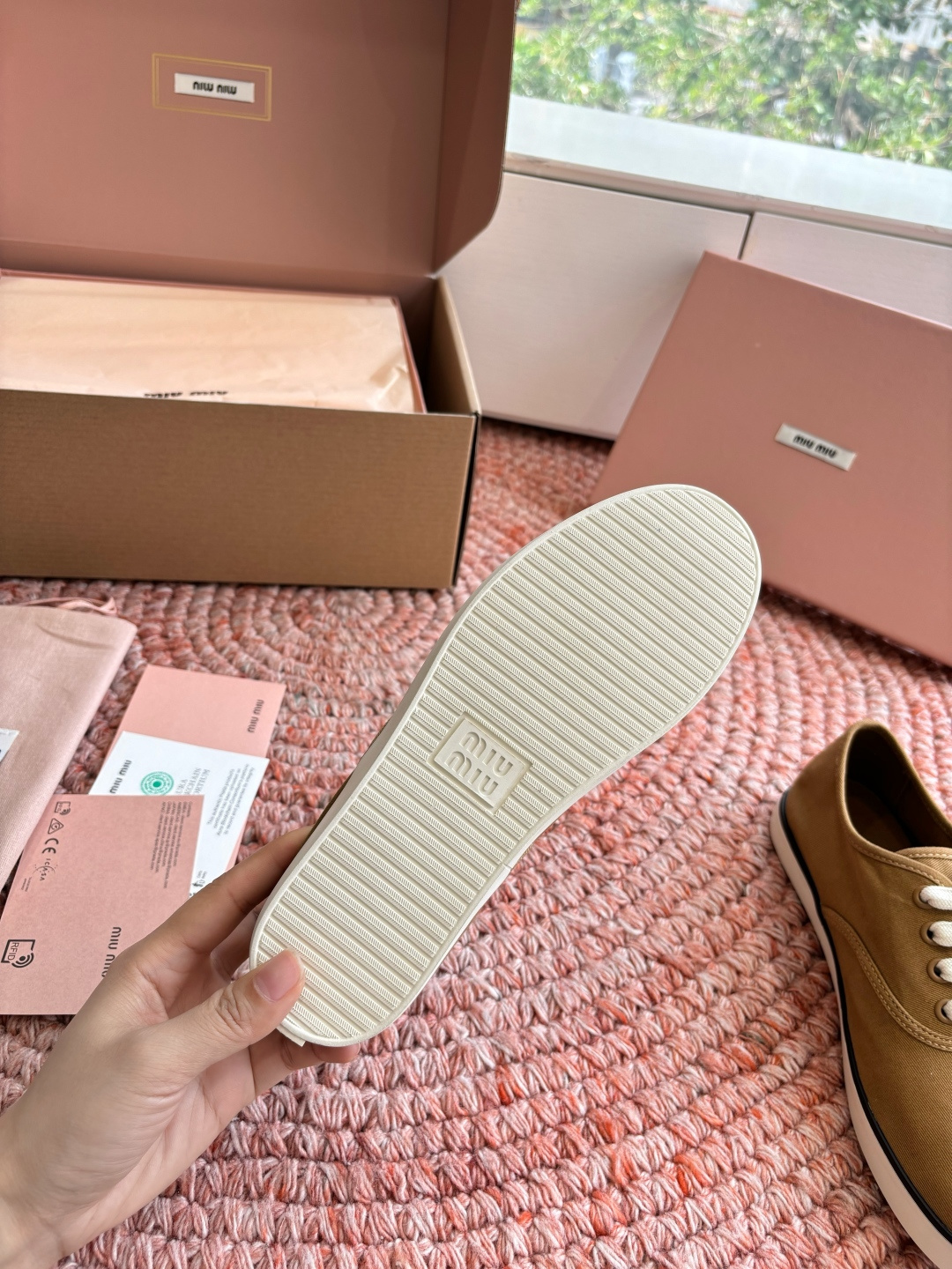 🌾G879miumiu缪缪 26ss 早春新款水钻刺绣帆布鞋把春日碎花踩在脚下，这双水钻刺绣帆布鞋太懂少