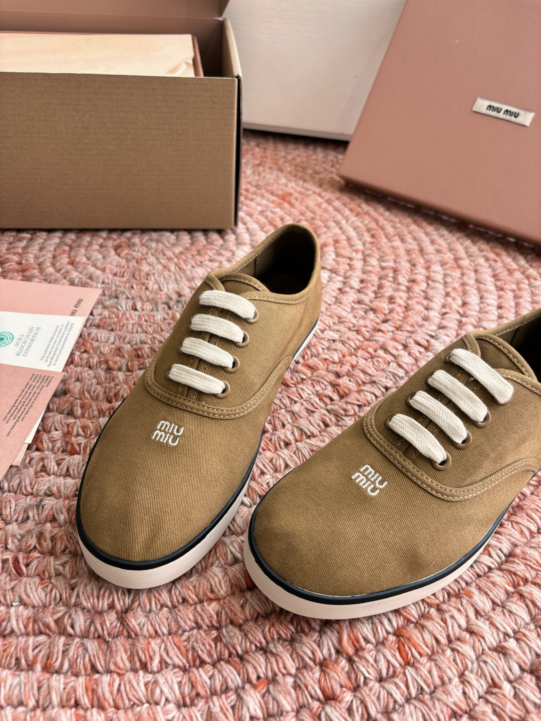 🌾G879miumiu缪缪 26ss 早春新款水钻刺绣帆布鞋把春日碎花踩在脚下，这双水钻刺绣帆布鞋太懂少