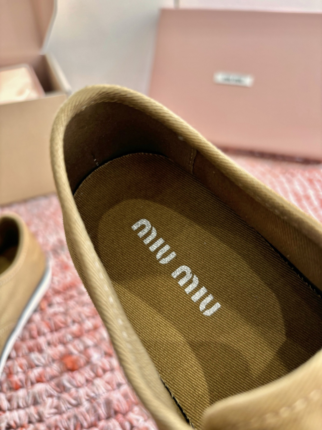 🌾G879miumiu缪缪 26ss 早春新款水钻刺绣帆布鞋把春日碎花踩在脚下，这双水钻刺绣帆布鞋太懂少