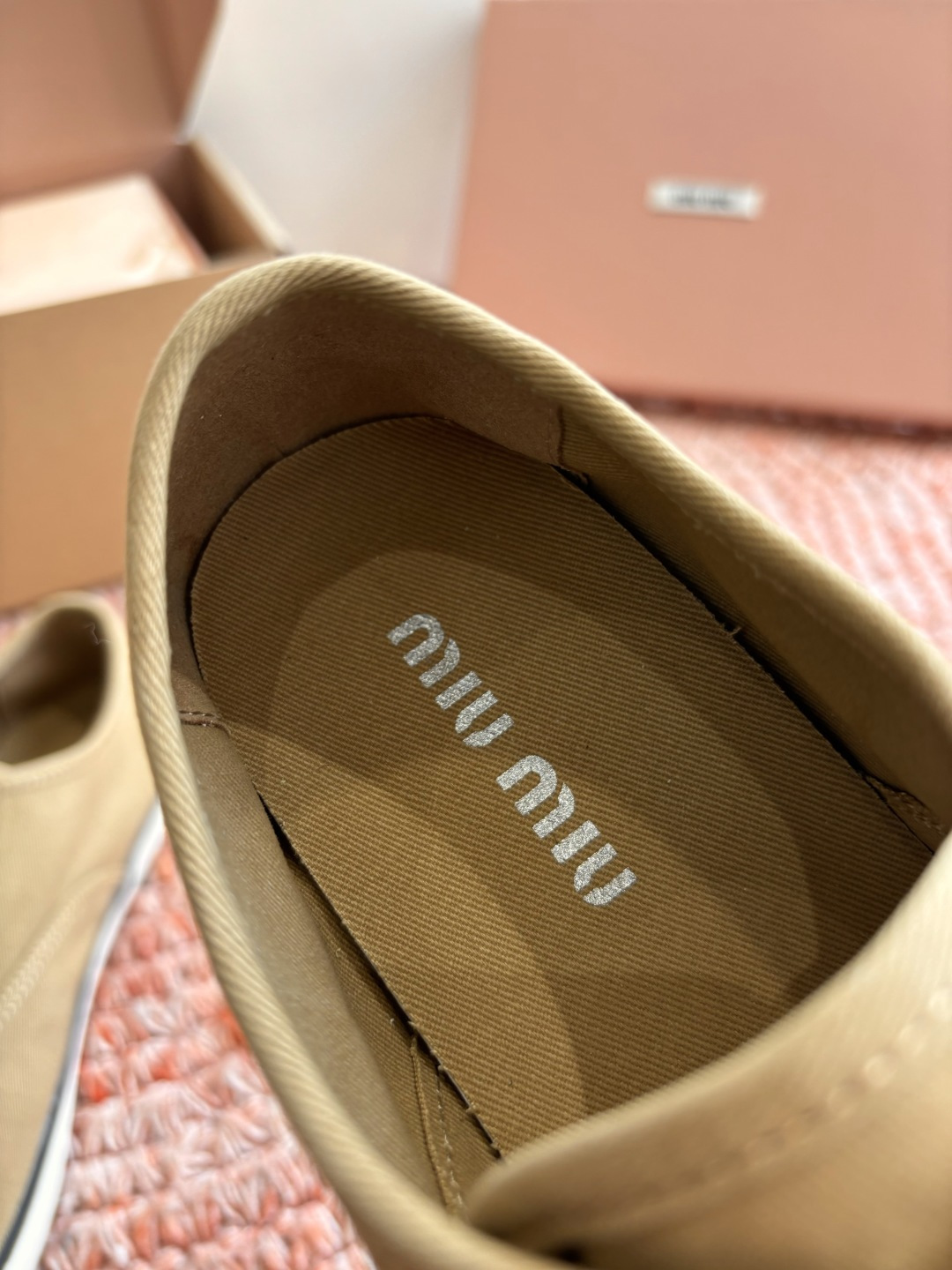 🌾G086miumiu缪缪 26ss 早春新款水钻刺绣帆布鞋把春日碎花踩在脚下，这双水钻刺绣帆布鞋太懂少