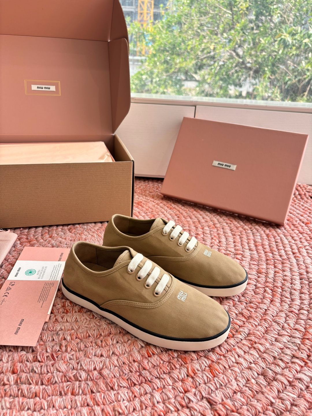 🌾G086miumiu缪缪 26ss 早春新款水钻刺绣帆布鞋把春日碎花踩在脚下，这双水钻刺绣帆布鞋太懂少