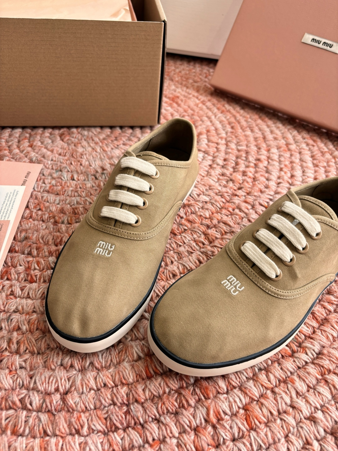 🌾G086miumiu缪缪 26ss 早春新款水钻刺绣帆布鞋把春日碎花踩在脚下，这双水钻刺绣帆布鞋太懂少