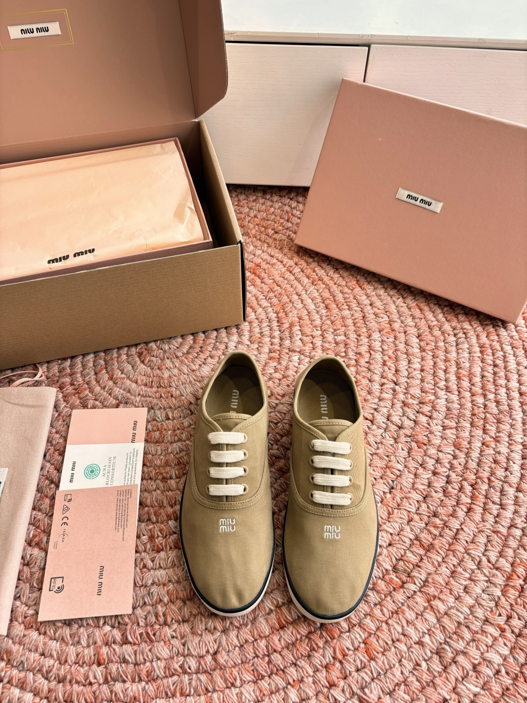 🌾G086miumiu缪缪 26ss 早春新款水钻刺绣帆布鞋把春日碎花踩在脚下，这双水钻刺绣帆布鞋太懂少