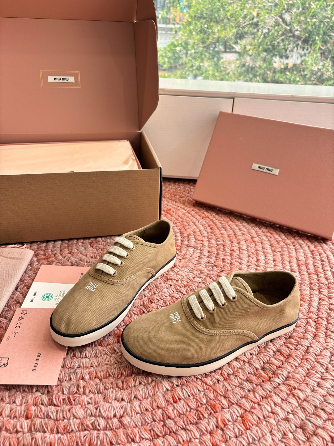 🌾G086miumiu缪缪 26ss 早春新款水钻刺绣帆布鞋把春日碎花踩在脚下，这双水钻刺绣帆布鞋太懂少
