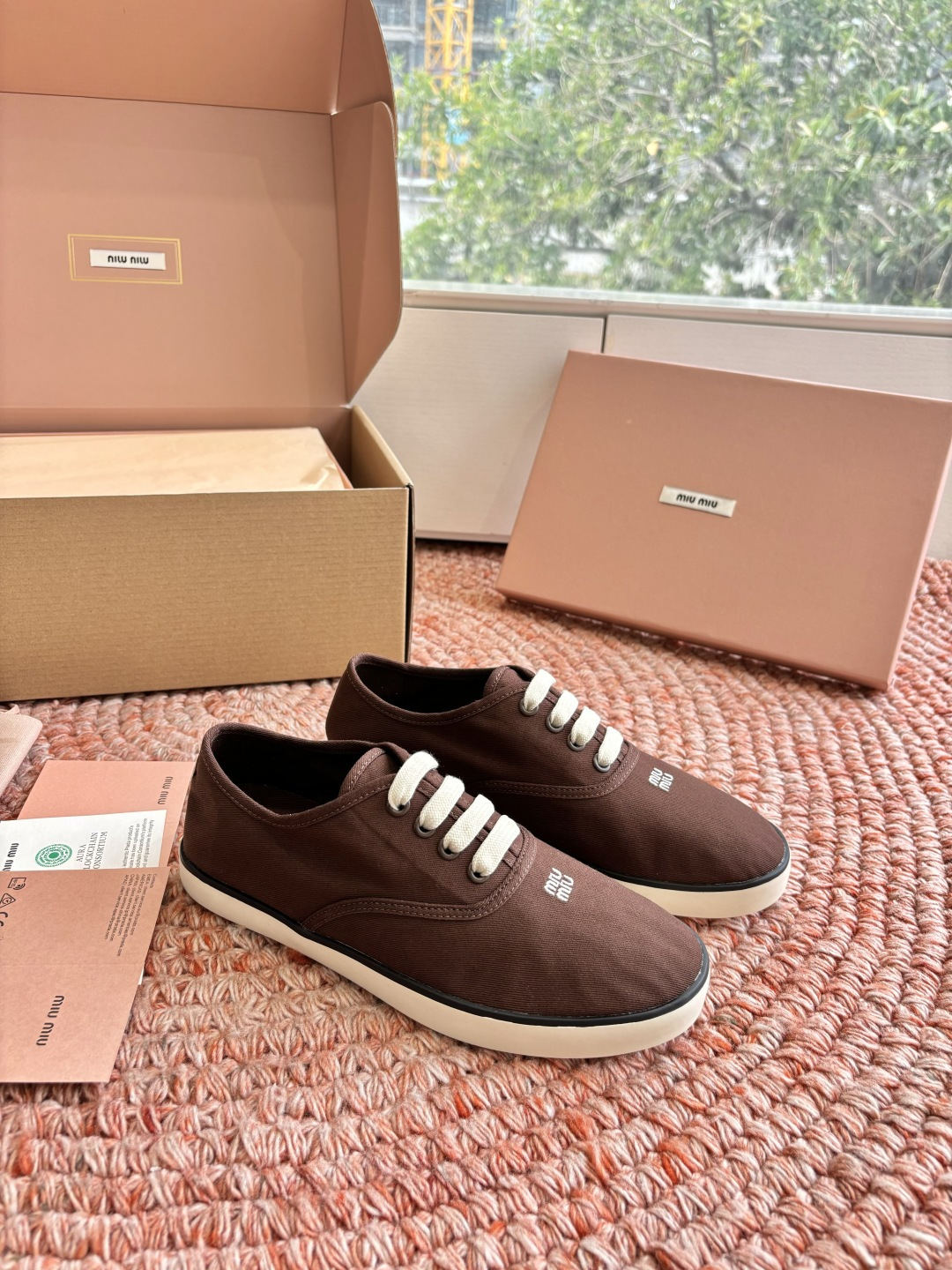 🌾G879miumiu缪缪 26ss 早春新款水钻刺绣帆布鞋把春日碎花踩在脚下，这双水钻刺绣帆布鞋太懂少