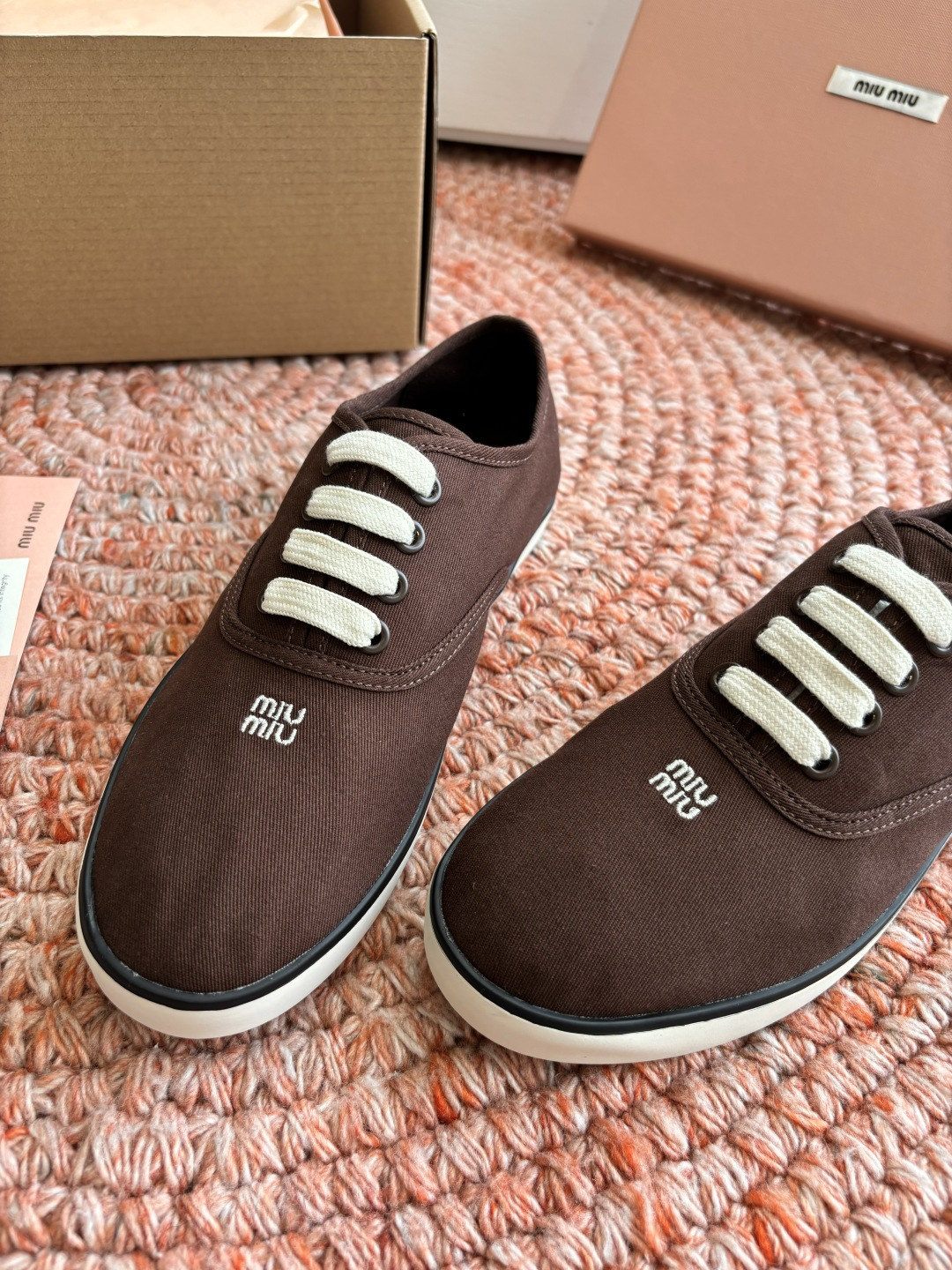 🌾G879miumiu缪缪 26ss 早春新款水钻刺绣帆布鞋把春日碎花踩在脚下，这双水钻刺绣帆布鞋太懂少