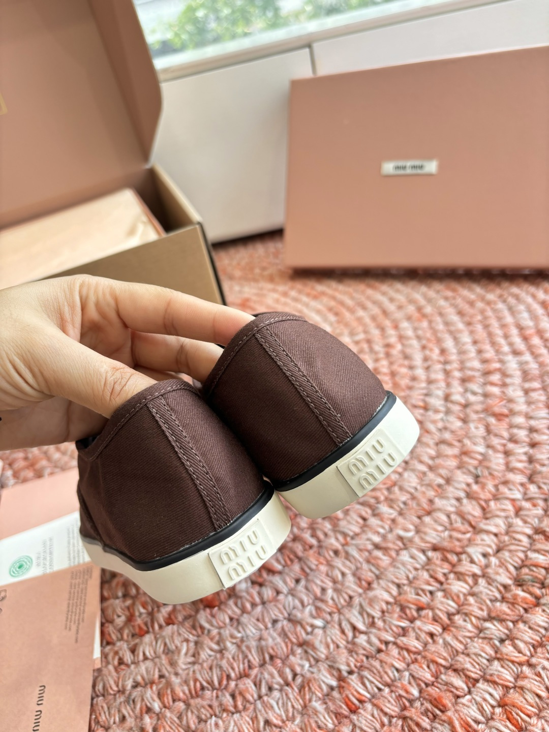 🌾G879miumiu缪缪 26ss 早春新款水钻刺绣帆布鞋把春日碎花踩在脚下，这双水钻刺绣帆布鞋太懂少