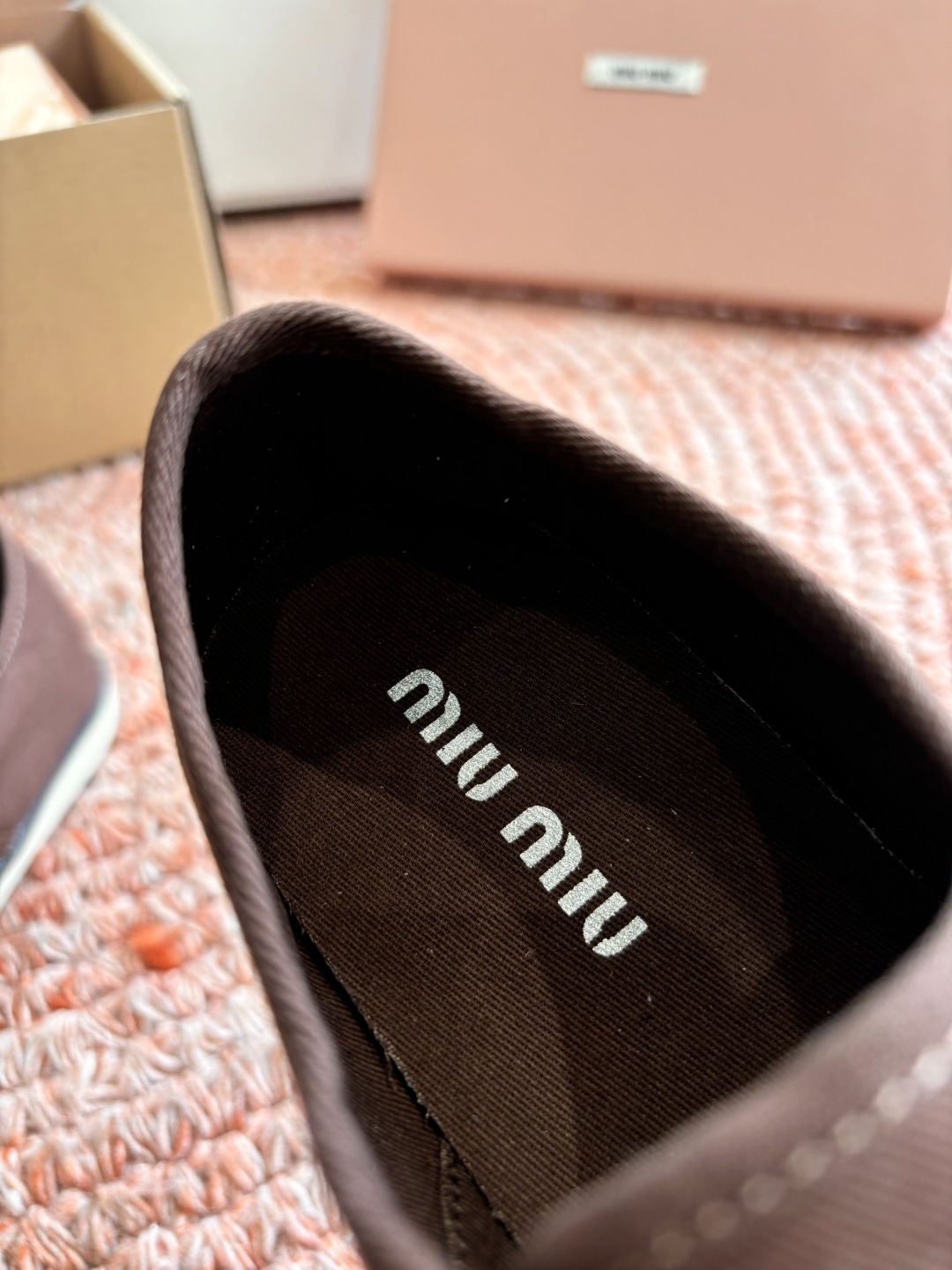 🌾G879miumiu缪缪 26ss 早春新款水钻刺绣帆布鞋把春日碎花踩在脚下，这双水钻刺绣帆布鞋太懂少