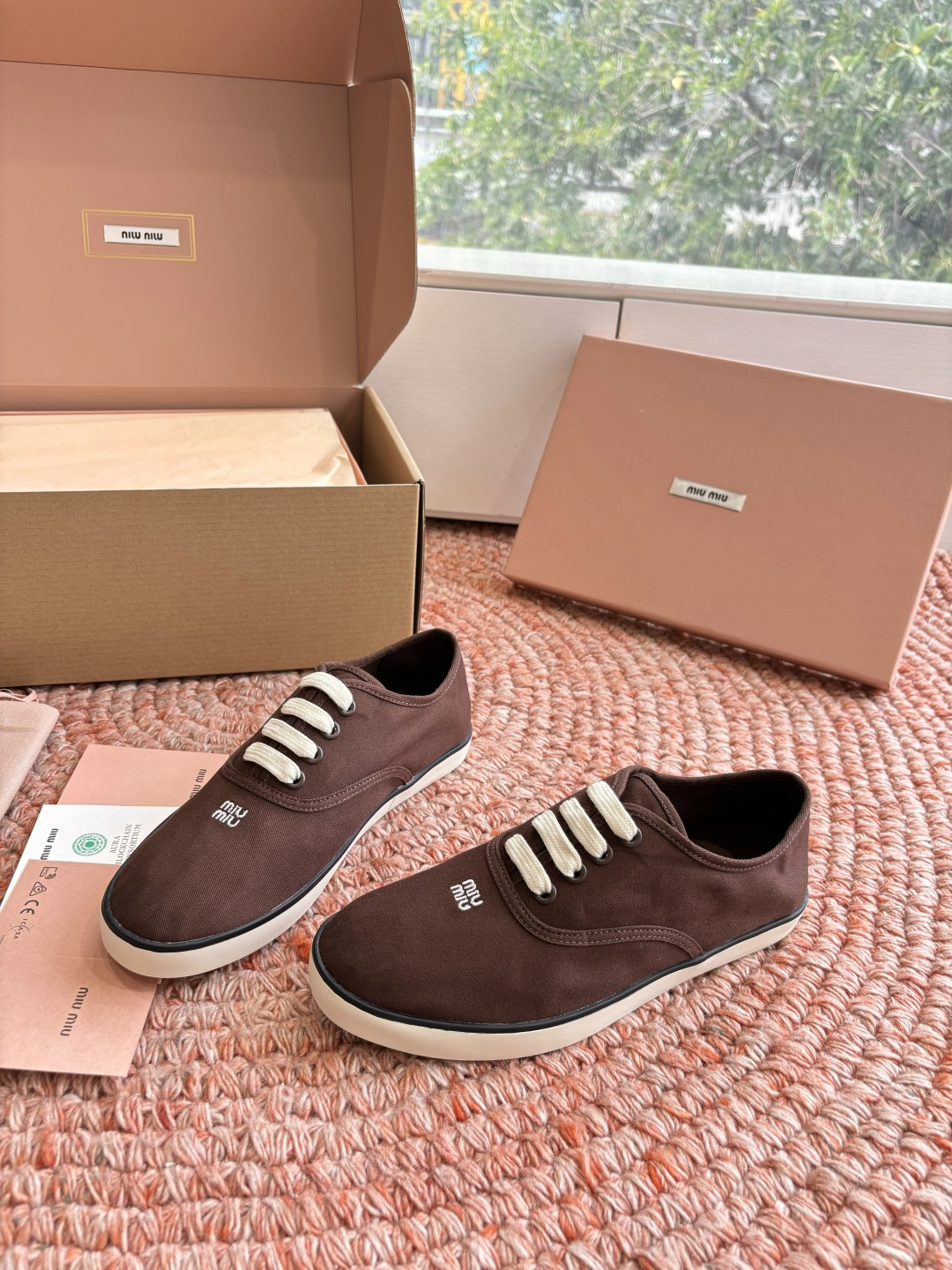 🌾G879miumiu缪缪 26ss 早春新款水钻刺绣帆布鞋把春日碎花踩在脚下，这双水钻刺绣帆布鞋太懂少