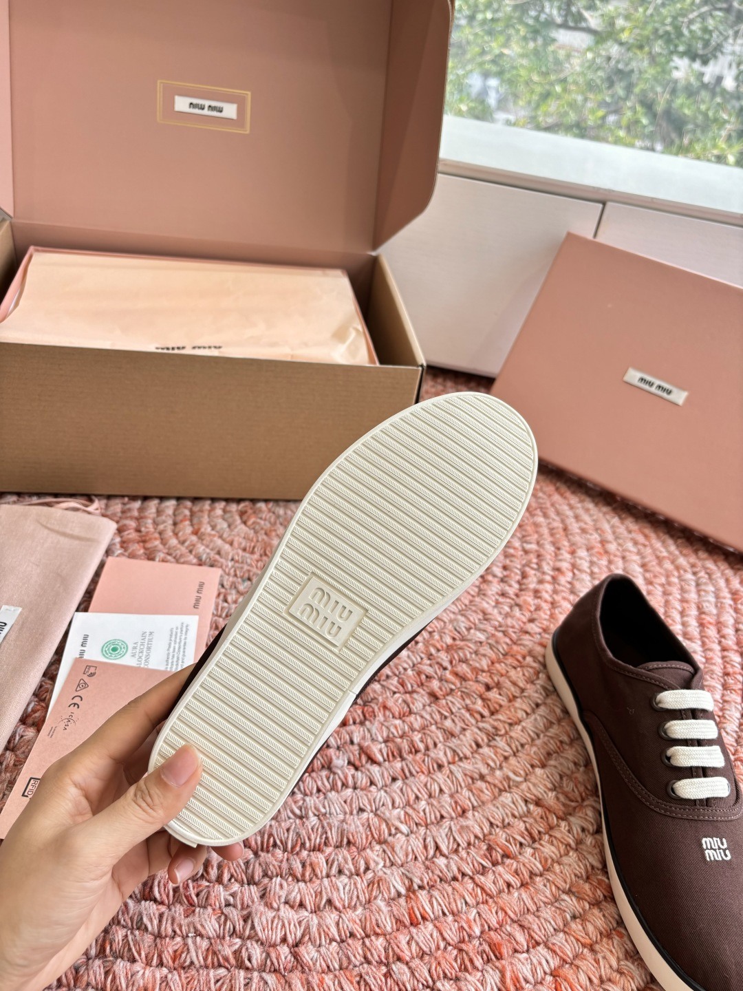 🌾G879miumiu缪缪 26ss 早春新款水钻刺绣帆布鞋把春日碎花踩在脚下，这双水钻刺绣帆布鞋太懂少