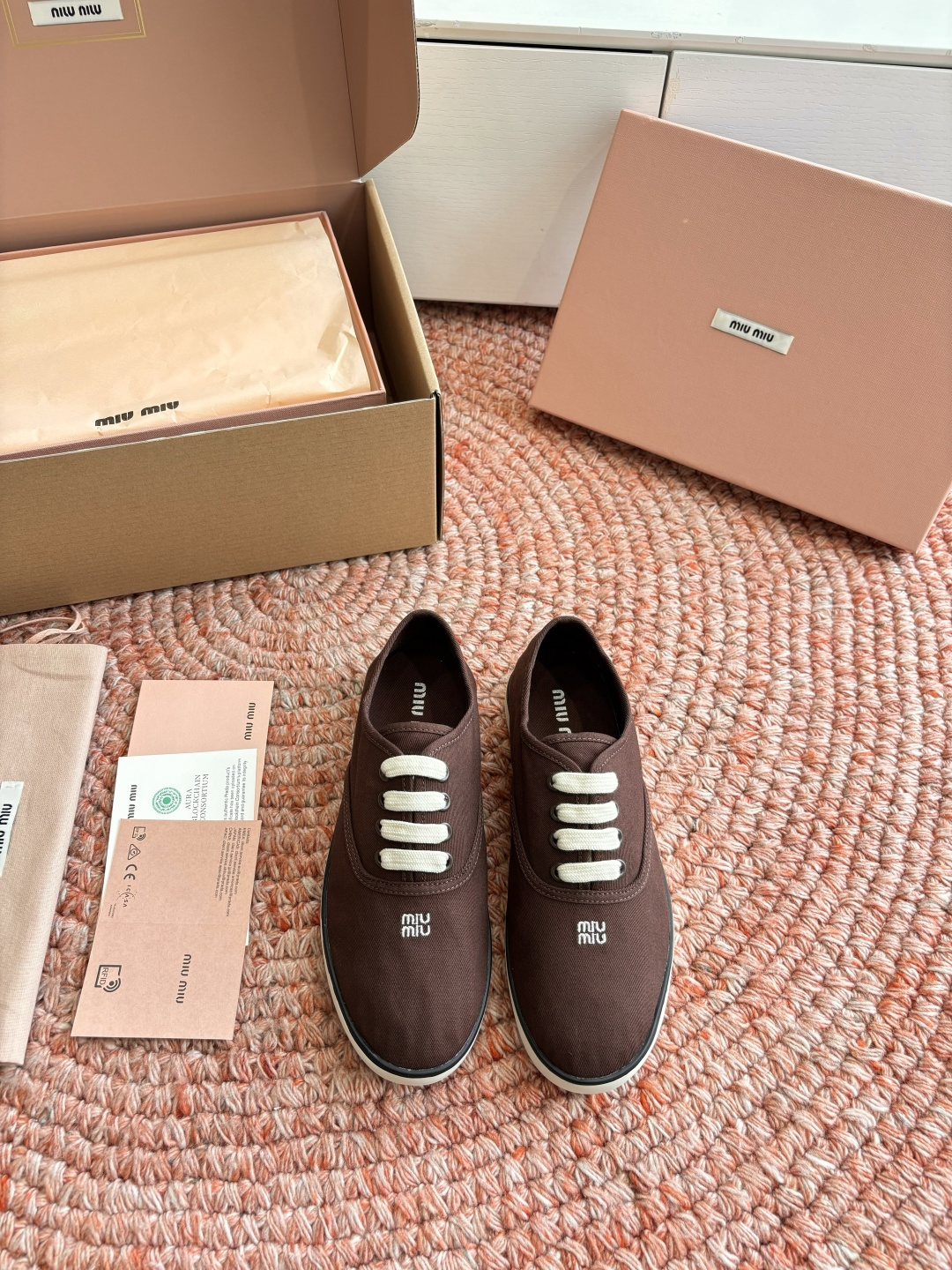 🌾G879miumiu缪缪 26ss 早春新款水钻刺绣帆布鞋把春日碎花踩在脚下，这双水钻刺绣帆布鞋太懂少