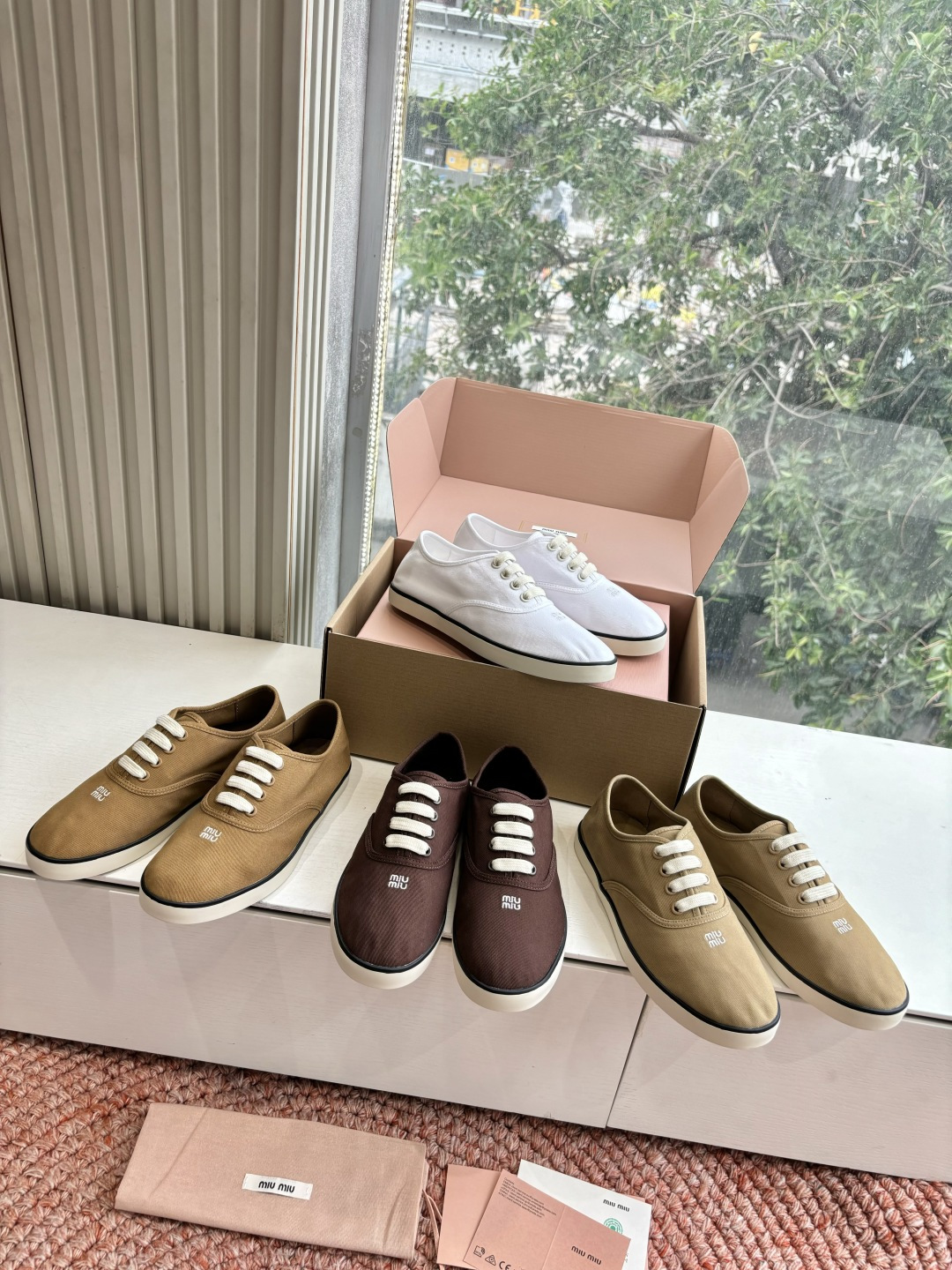 🌾G086miumiu缪缪 26ss 早春新款水钻刺绣帆布鞋把春日碎花踩在脚下，这双水钻刺绣帆布鞋太懂少