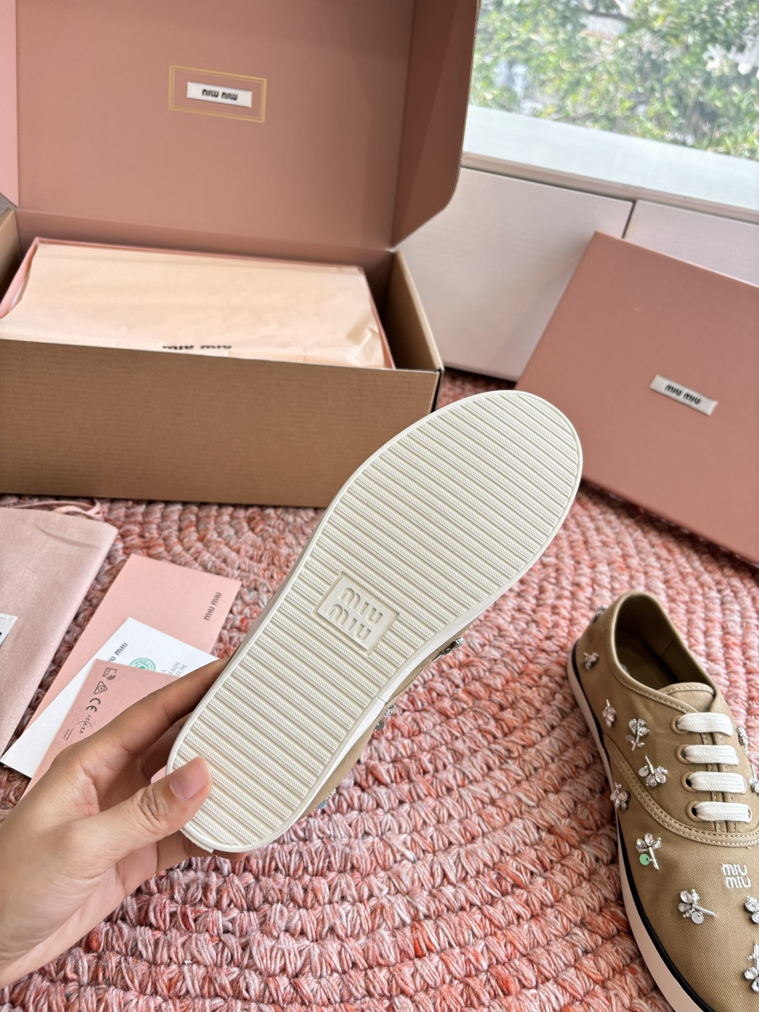 🌾G879miumiu缪缪 26ss 早春新款水钻刺绣帆布鞋把春日碎花踩在脚下，这双水钻刺绣帆布鞋太懂少