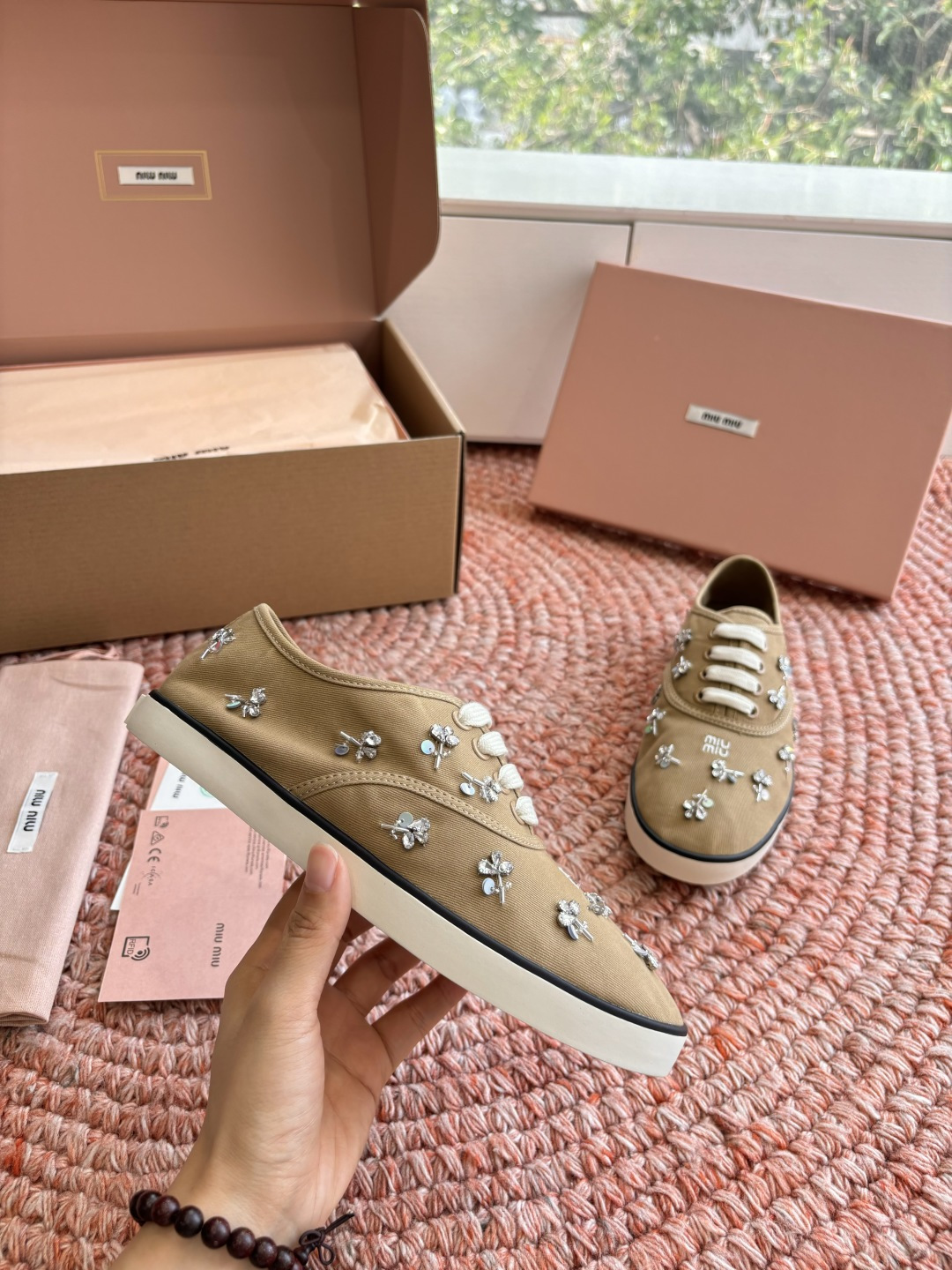 🌾G879miumiu缪缪 26ss 早春新款水钻刺绣帆布鞋把春日碎花踩在脚下，这双水钻刺绣帆布鞋太懂少