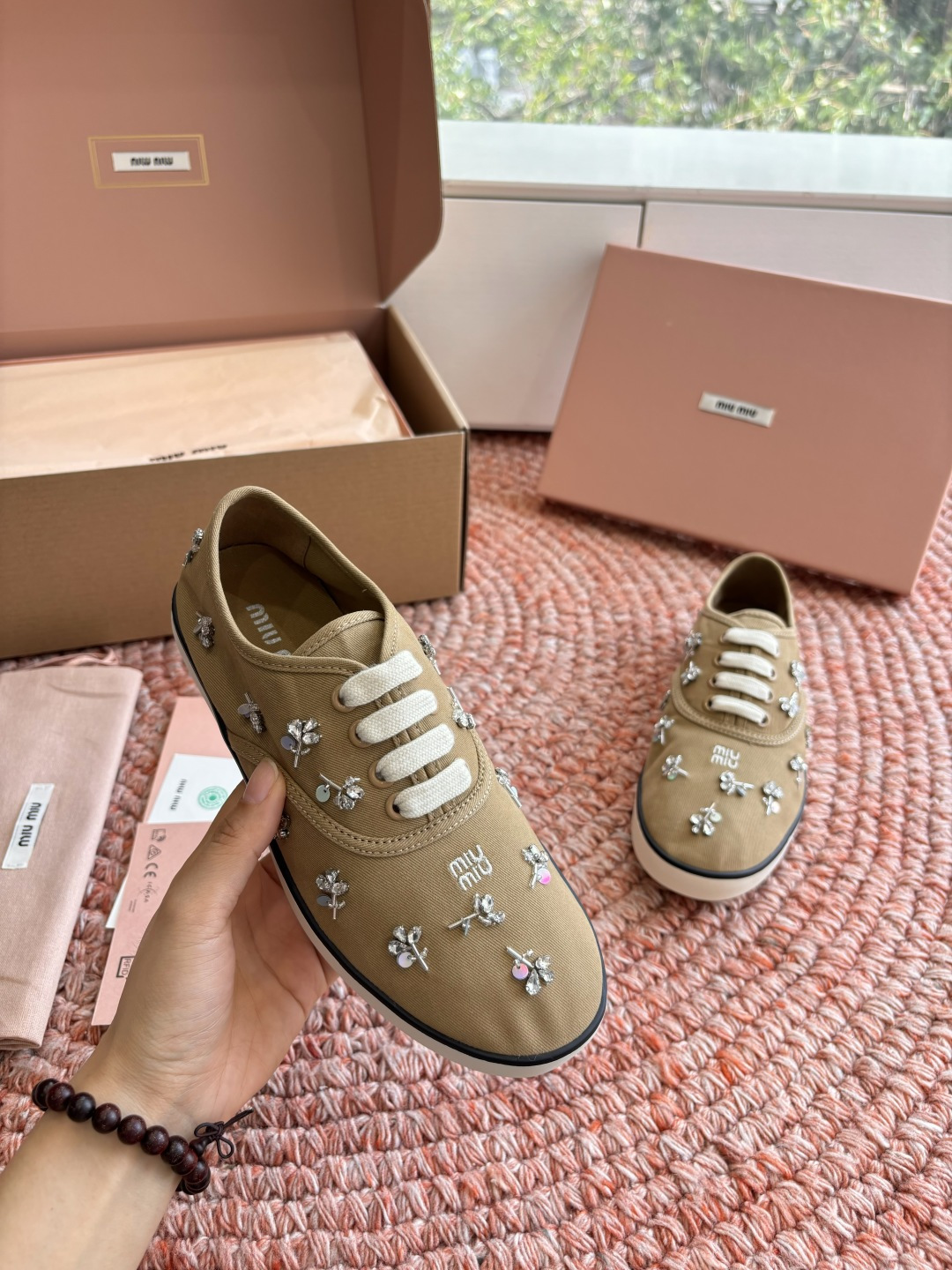 🌾G879miumiu缪缪 26ss 早春新款水钻刺绣帆布鞋把春日碎花踩在脚下，这双水钻刺绣帆布鞋太懂少