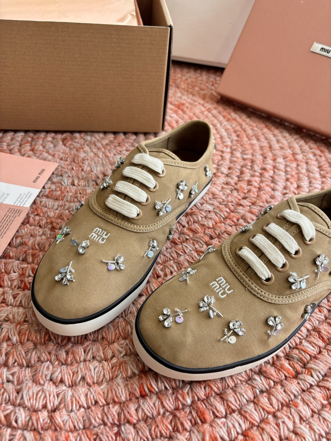 🌾G879miumiu缪缪 26ss 早春新款水钻刺绣帆布鞋把春日碎花踩在脚下，这双水钻刺绣帆布鞋太懂少