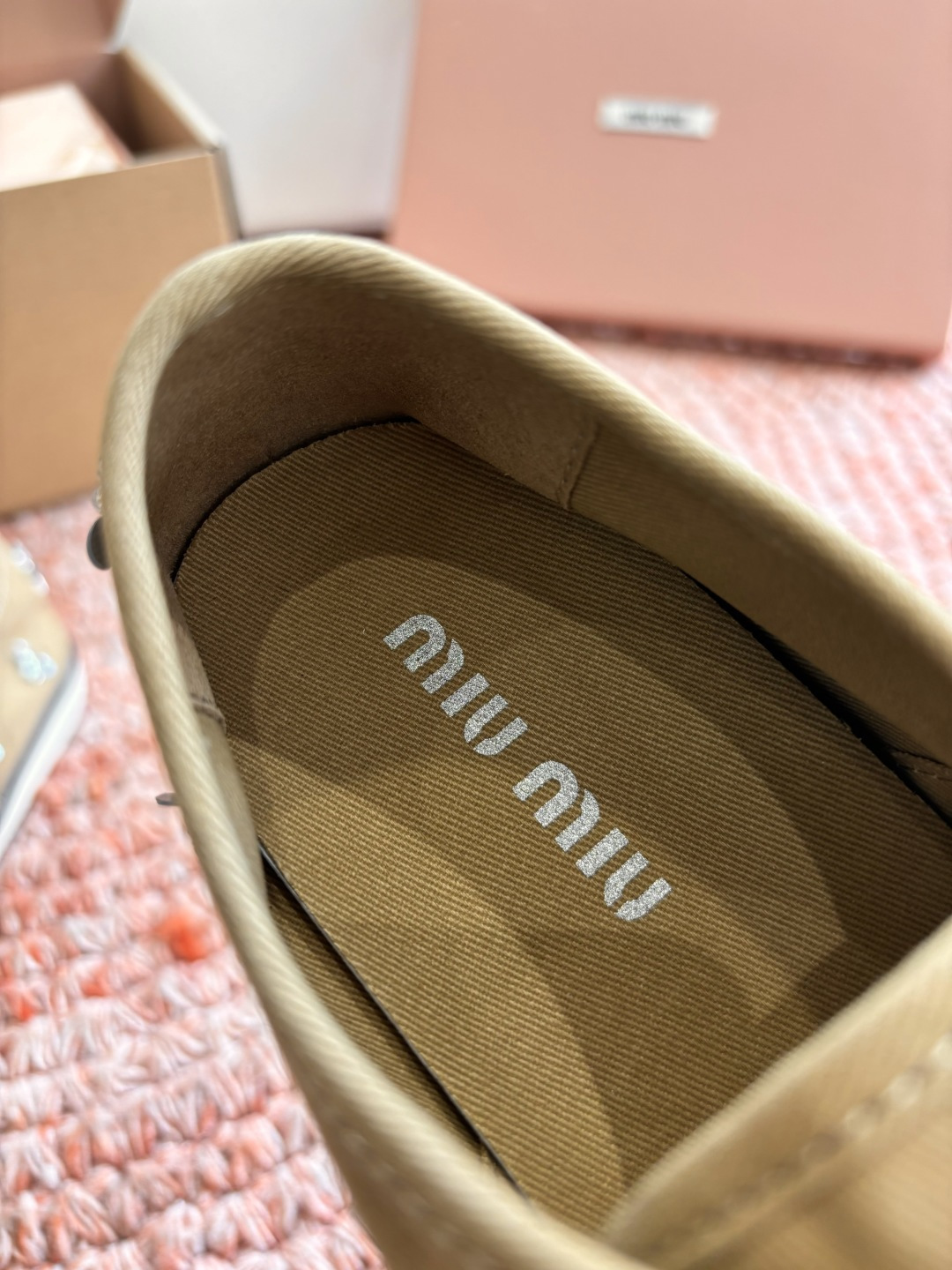 🌾G879miumiu缪缪 26ss 早春新款水钻刺绣帆布鞋把春日碎花踩在脚下，这双水钻刺绣帆布鞋太懂少