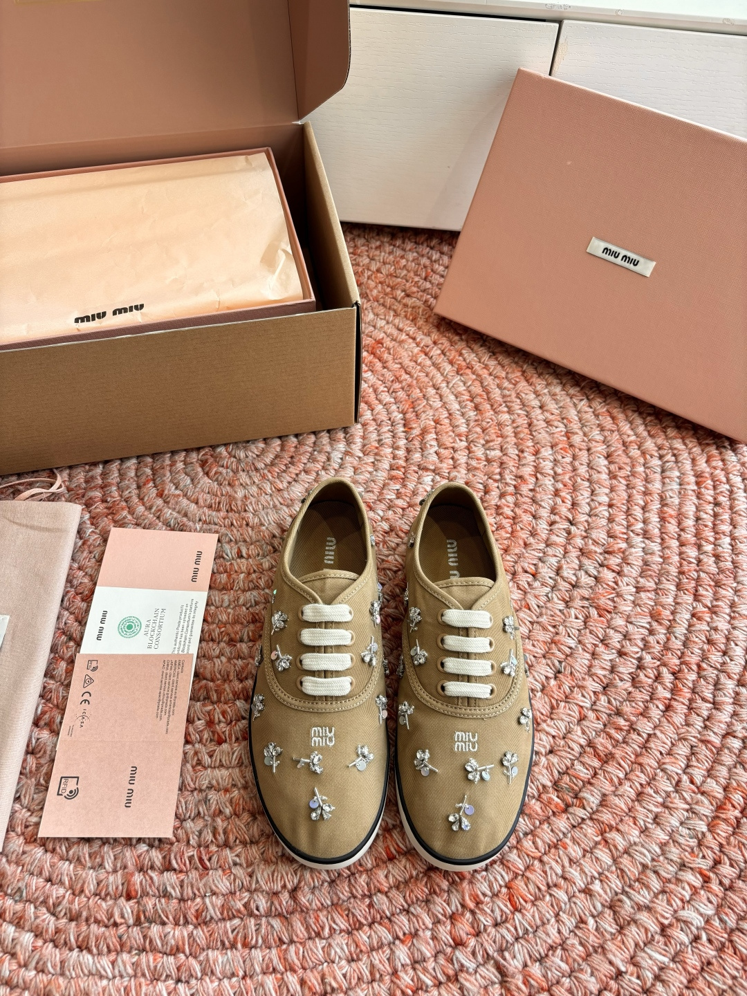 🌾G879miumiu缪缪 26ss 早春新款水钻刺绣帆布鞋把春日碎花踩在脚下，这双水钻刺绣帆布鞋太懂少