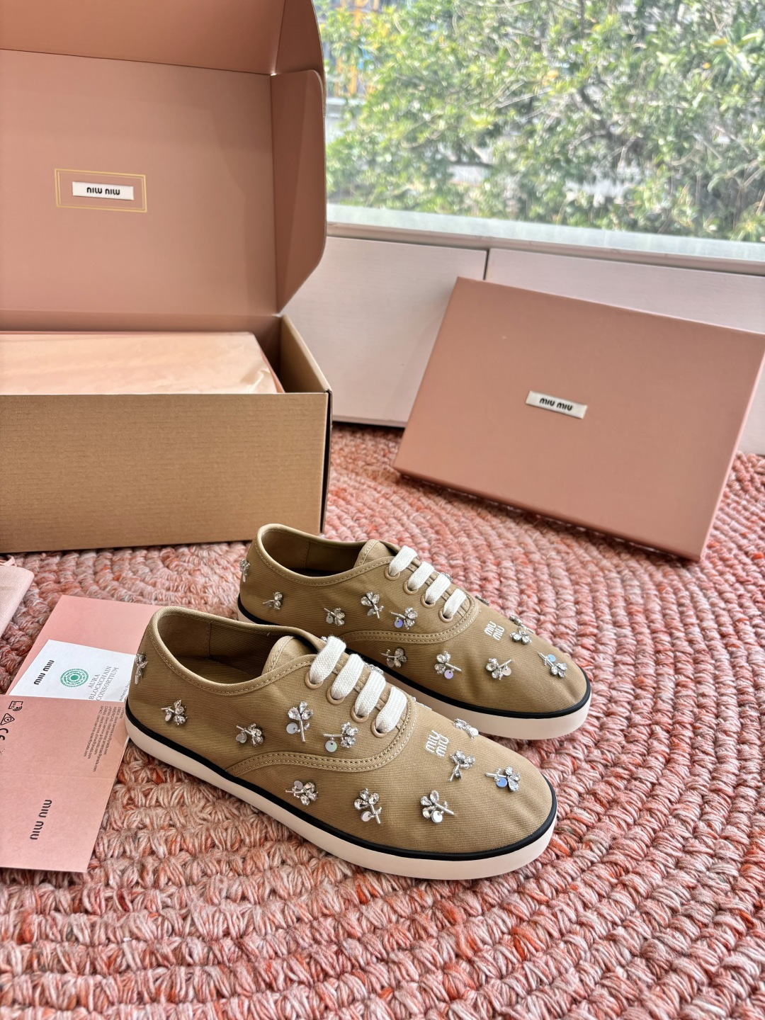 🌾G879miumiu缪缪 26ss 早春新款水钻刺绣帆布鞋把春日碎花踩在脚下，这双水钻刺绣帆布鞋太懂少