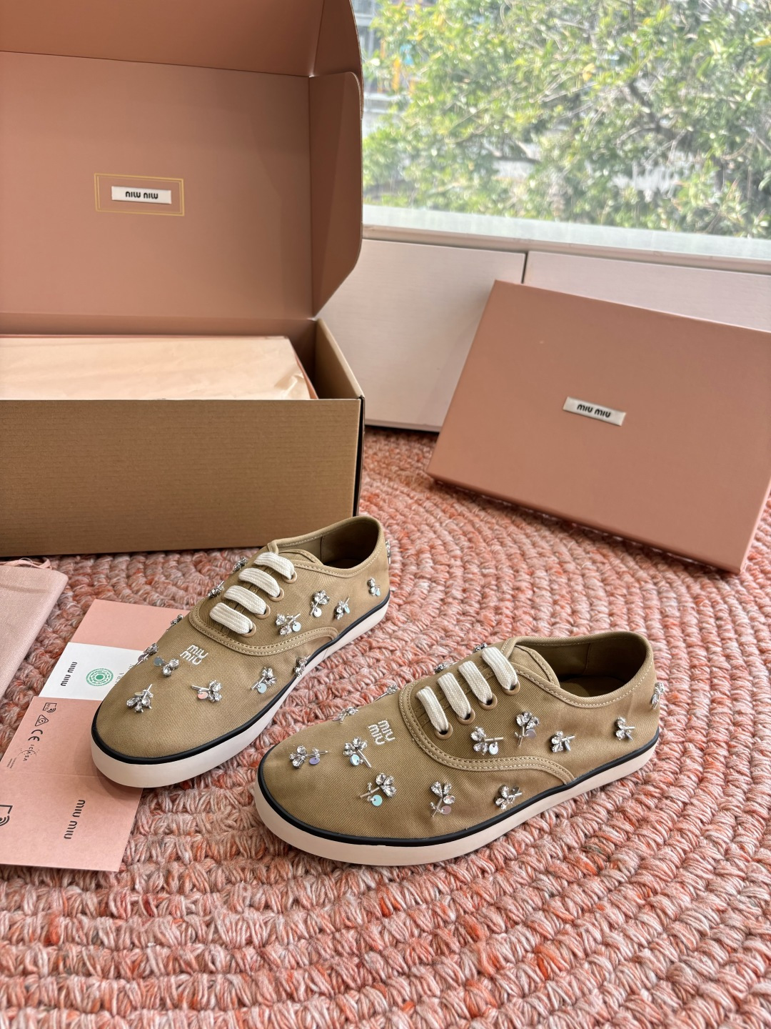🌾G879miumiu缪缪 26ss 早春新款水钻刺绣帆布鞋把春日碎花踩在脚下，这双水钻刺绣帆布鞋太懂少