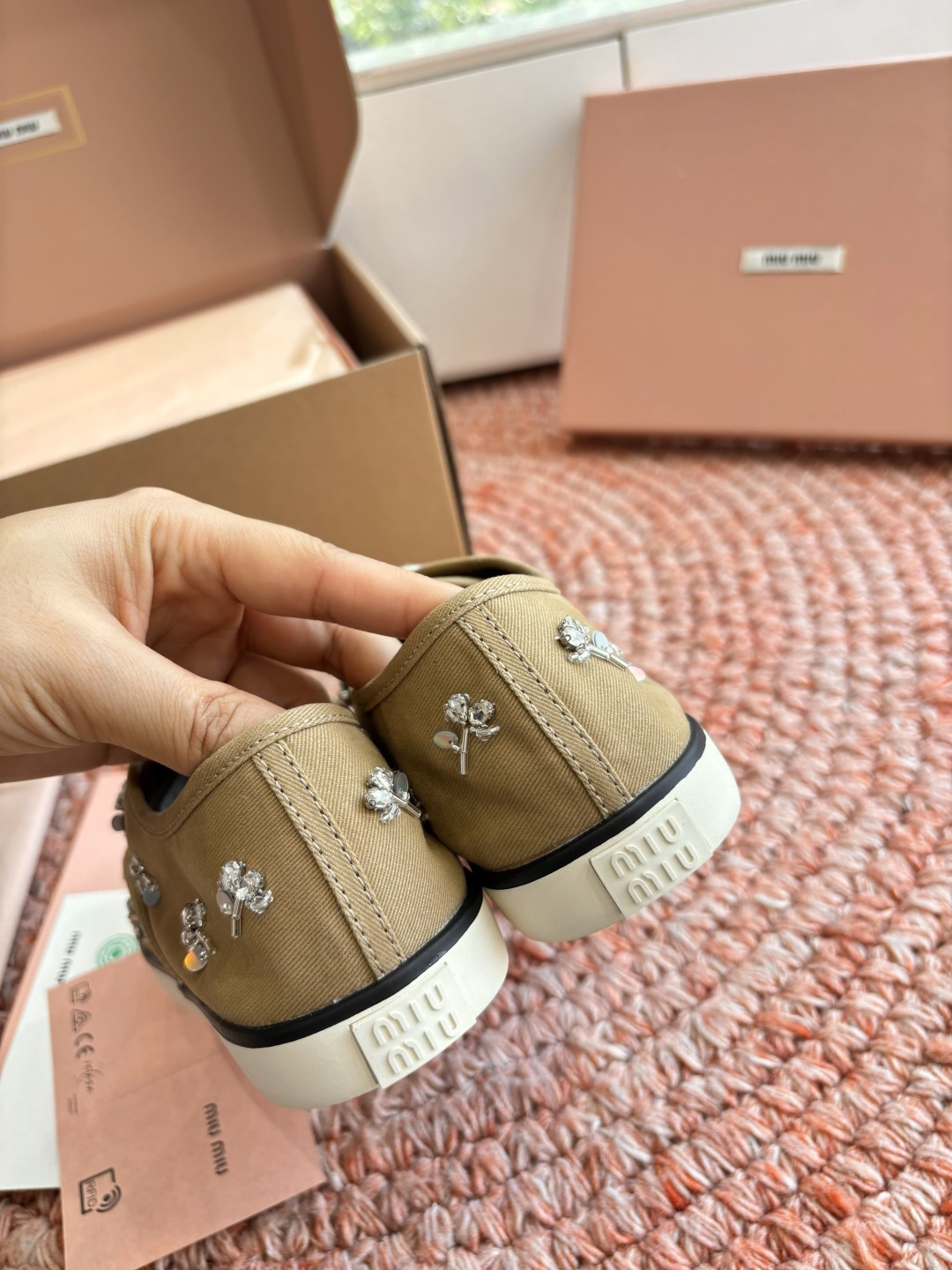 🌾G879miumiu缪缪 26ss 早春新款水钻刺绣帆布鞋把春日碎花踩在脚下，这双水钻刺绣帆布鞋太懂少