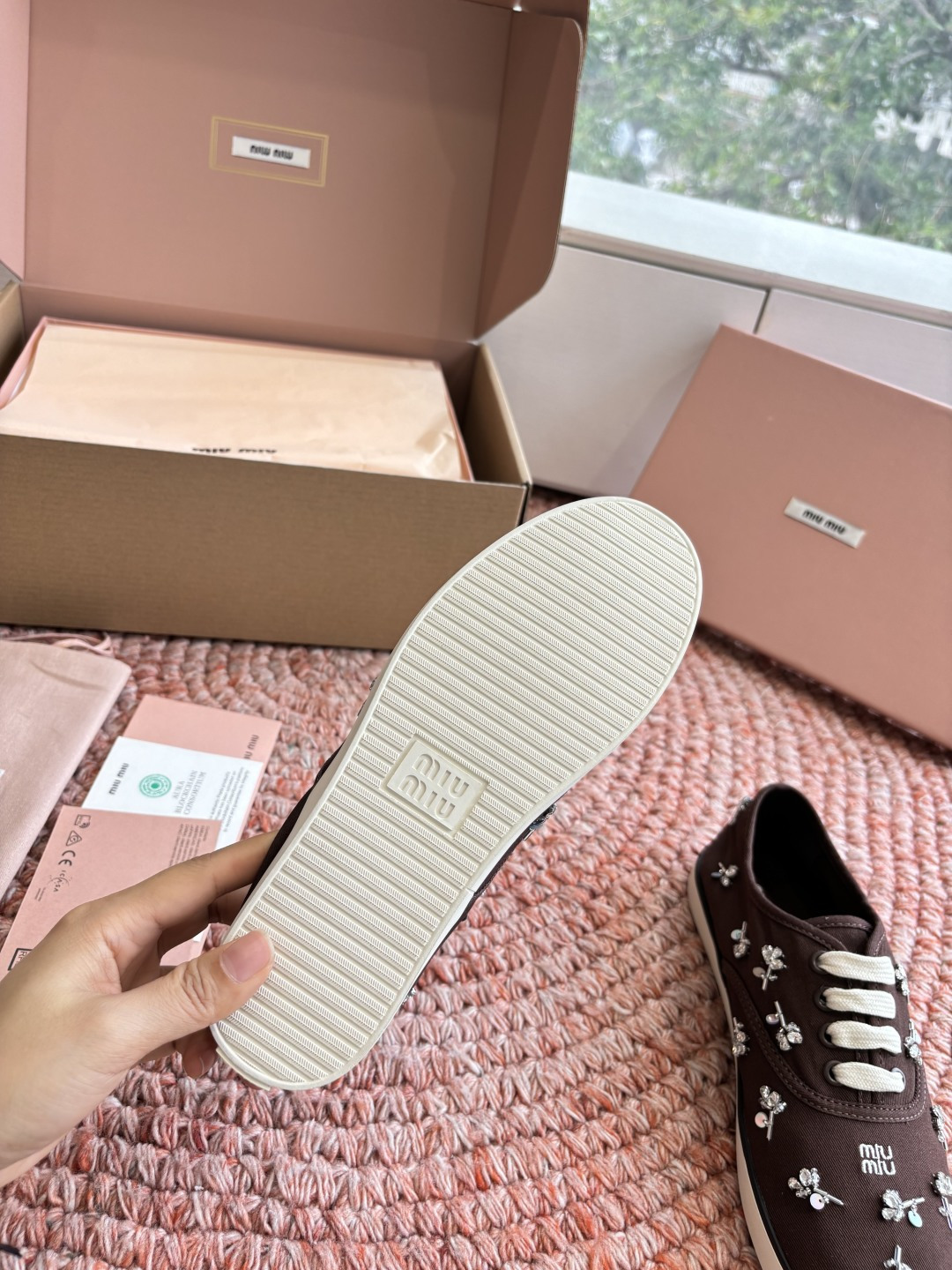 🌾G879miumiu缪缪 26ss 早春新款水钻刺绣帆布鞋把春日碎花踩在脚下，这双水钻刺绣帆布鞋太懂少