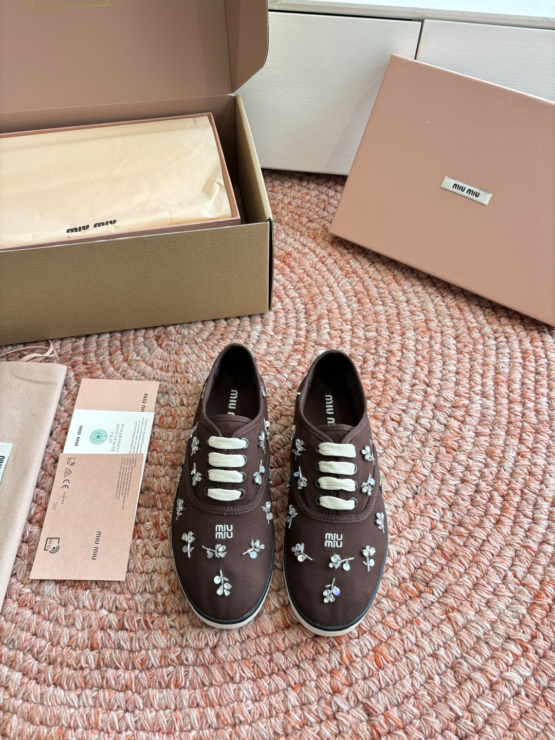 🌾G879miumiu缪缪 26ss 早春新款水钻刺绣帆布鞋把春日碎花踩在脚下，这双水钻刺绣帆布鞋太懂少