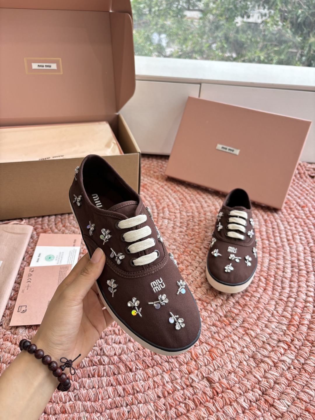 🌾G879miumiu缪缪 26ss 早春新款水钻刺绣帆布鞋把春日碎花踩在脚下，这双水钻刺绣帆布鞋太懂少