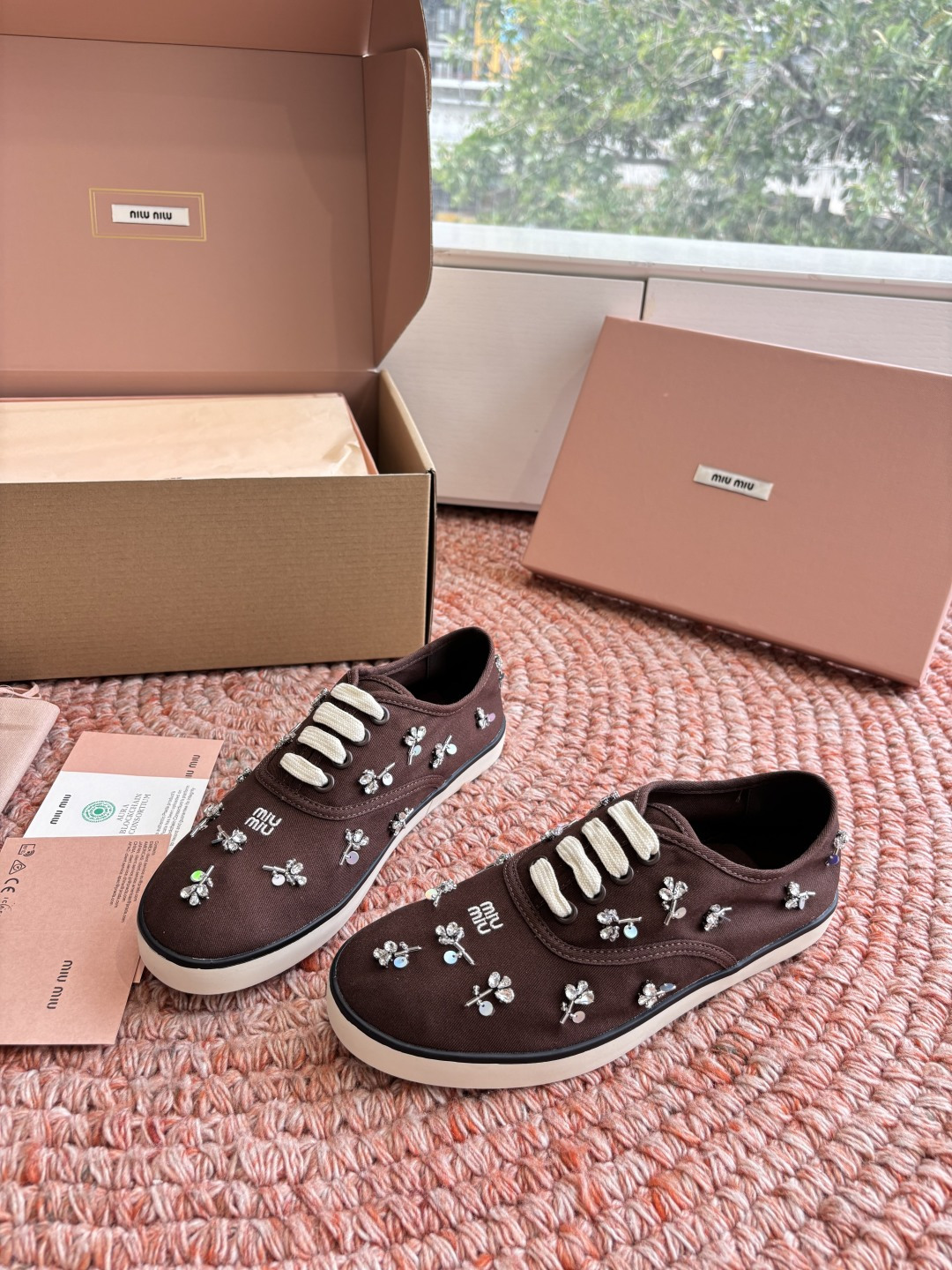 🌾G879miumiu缪缪 26ss 早春新款水钻刺绣帆布鞋把春日碎花踩在脚下，这双水钻刺绣帆布鞋太懂少