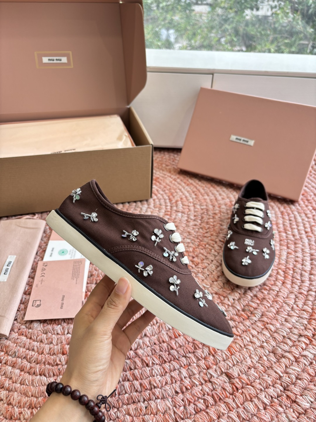🌾G879miumiu缪缪 26ss 早春新款水钻刺绣帆布鞋把春日碎花踩在脚下，这双水钻刺绣帆布鞋太懂少